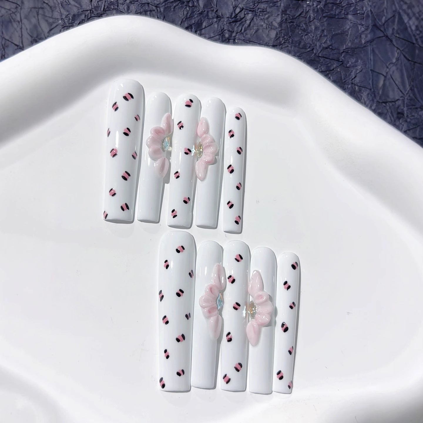 Unhas Postiças Divertidas com Detalhes Florais de Bolinhas Brancas