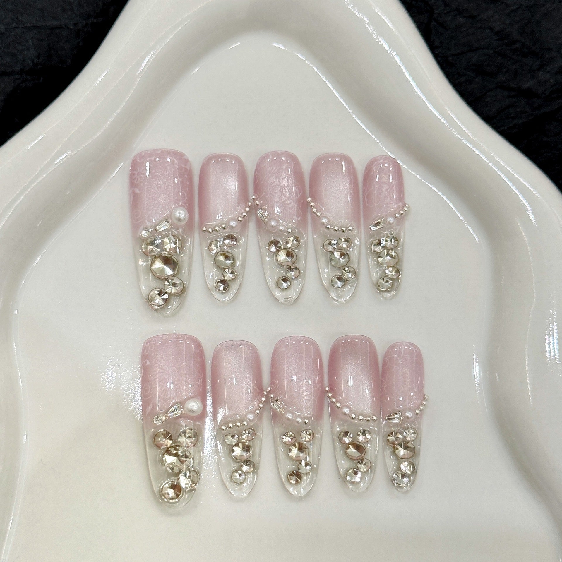 365nails: "Celestial Cascade" – 3D 보석·진주 장식 캣아이 수제 아몬드형 네일