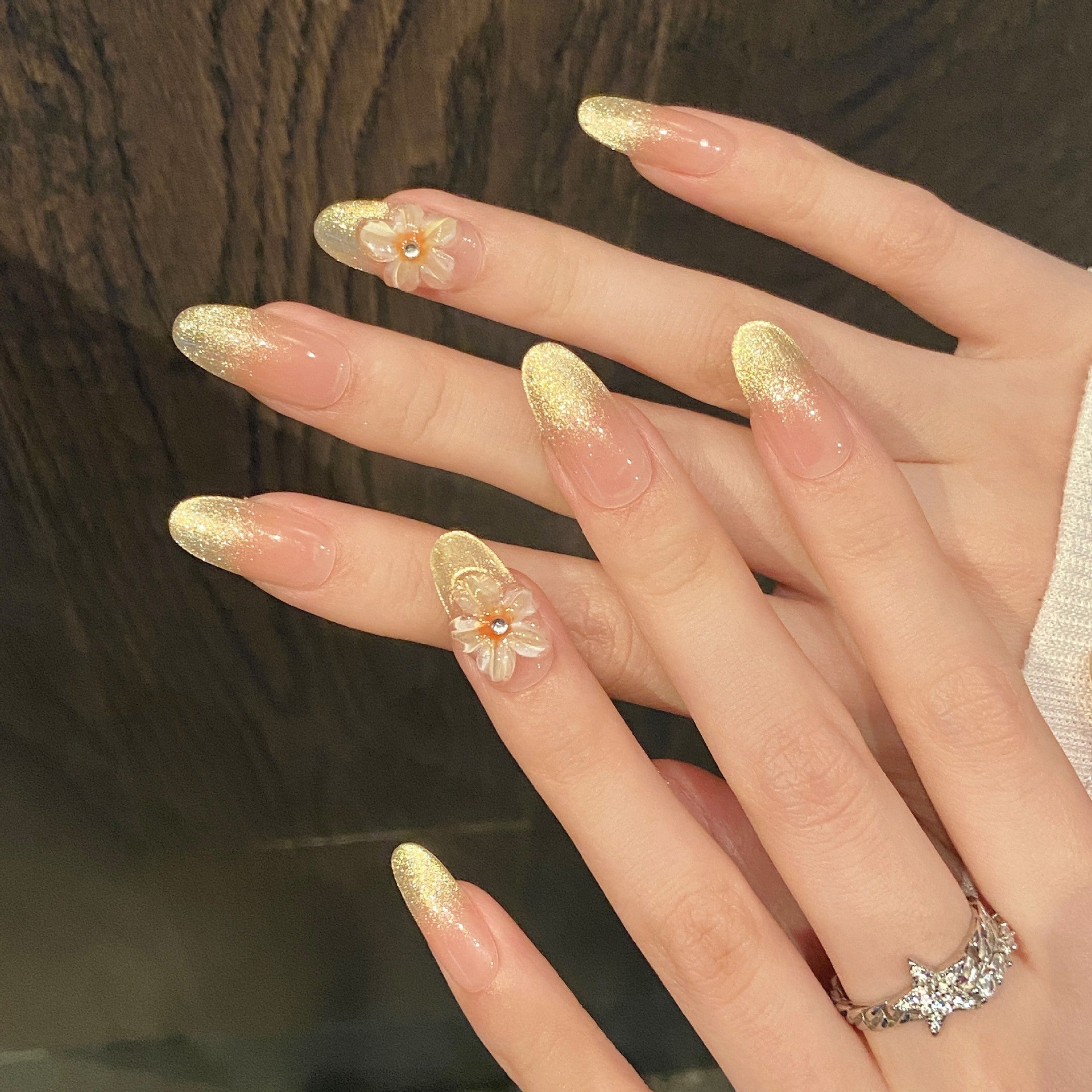 365nails: "Flor Dorada" – Uñas de Almendra Medianas hechas a mano con Ombré Floral 3D y Purpurina