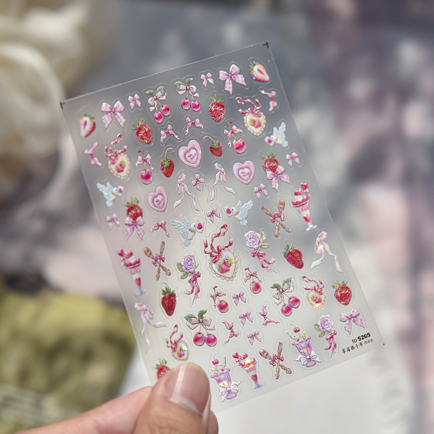草莓女孩系列: "紅草莓與可愛女孩" – 3D 立體浮雕指甲貼