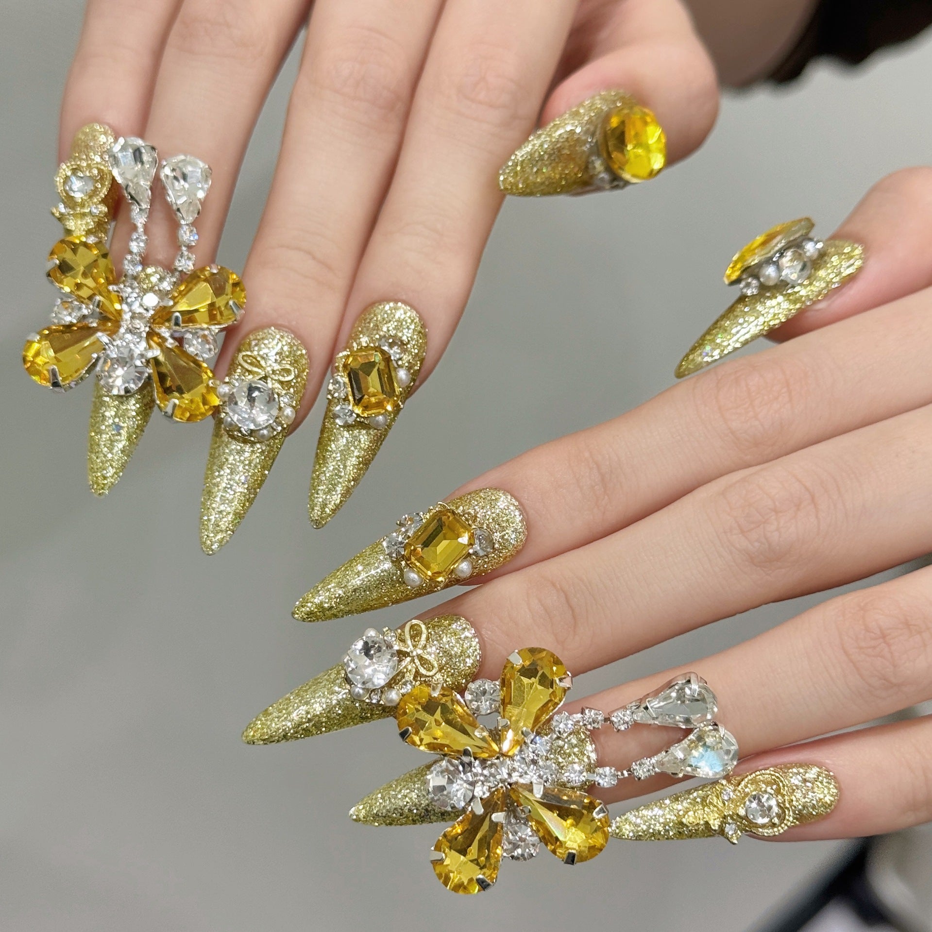 365nails: "Golden Bloom" – Unhas Stiletto Longas Artesanais com Flores 3D de Cristal e Glitter