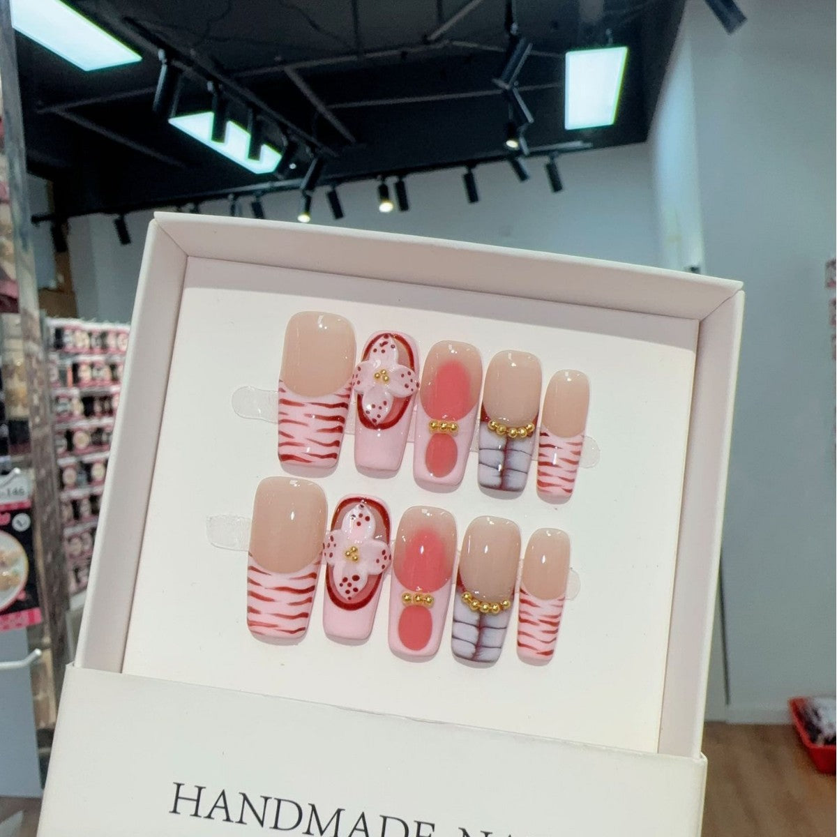365nails: "Blush Doux" – Ongles press-on peints à la main, motifs floraux et rayures, faits main, mi-longs, forme carrée