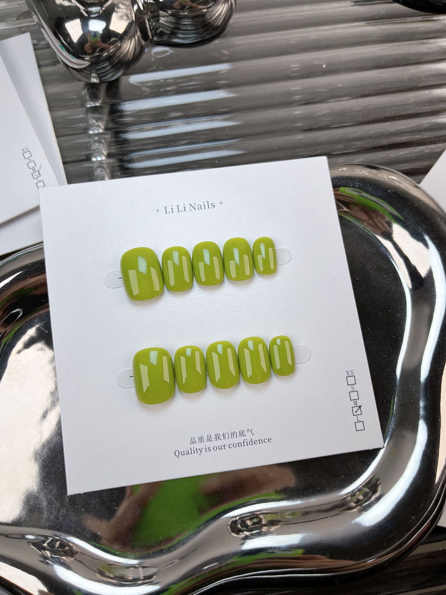 Les essentiels unis — forme ronde courte, mignons — ongles press-on faits main