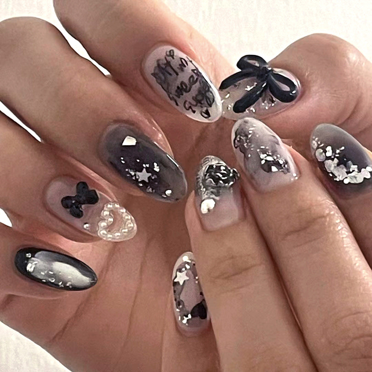 Arte de unha com laço tridimensional preto, pérola, estrela do amor, mudança gradual, lantejoulas, letra amêndoa ｜365nails