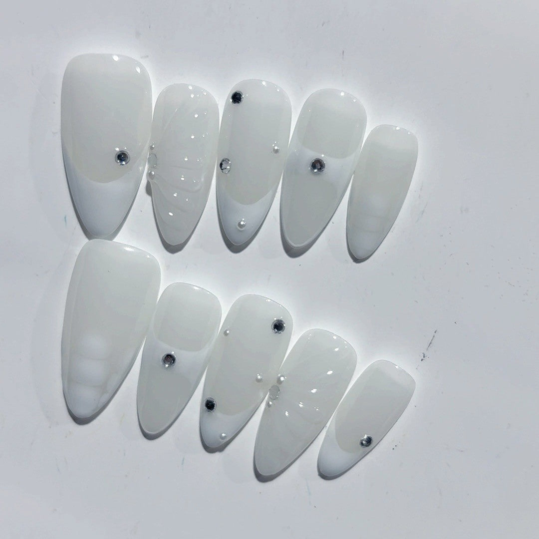 365nails : « Rosée de Perle Laiteuse » – Ongles press-on forme amande mi-longs blanc laiteux strass fait main