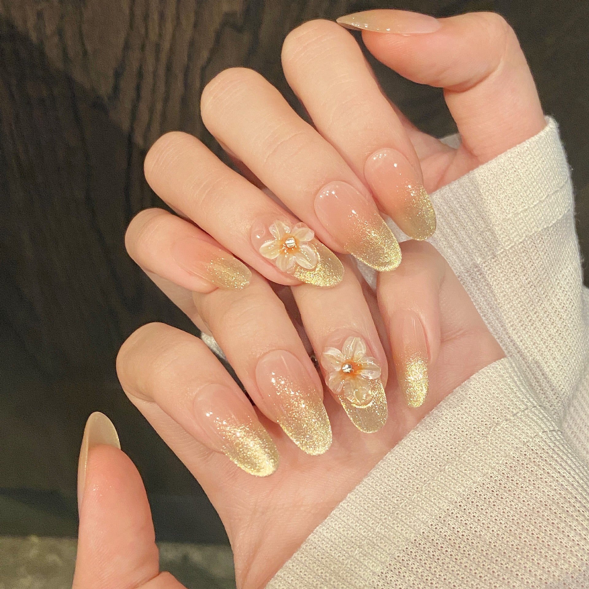 365nails: "Flor Dorada" – Uñas de Almendra Medianas hechas a mano con Ombré Floral 3D y Purpurina