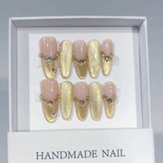 Glamour doré : "Chaîne dorée nude" – Forme amande ongles press-on faits main