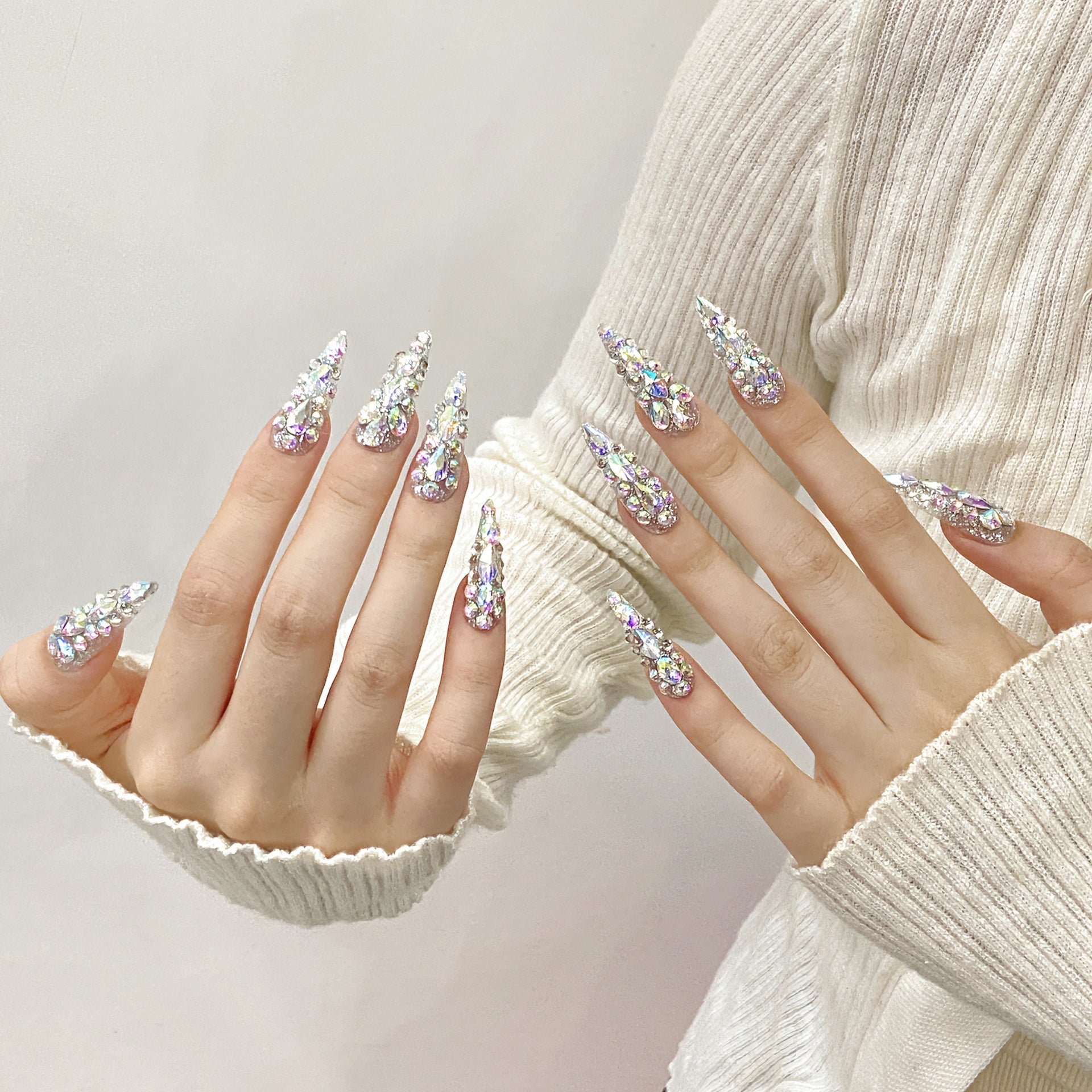 Unhas feitas à mão na Europa e América, cheias de diamantes e arte de unhas com acabamento Cleópatra | 365nails