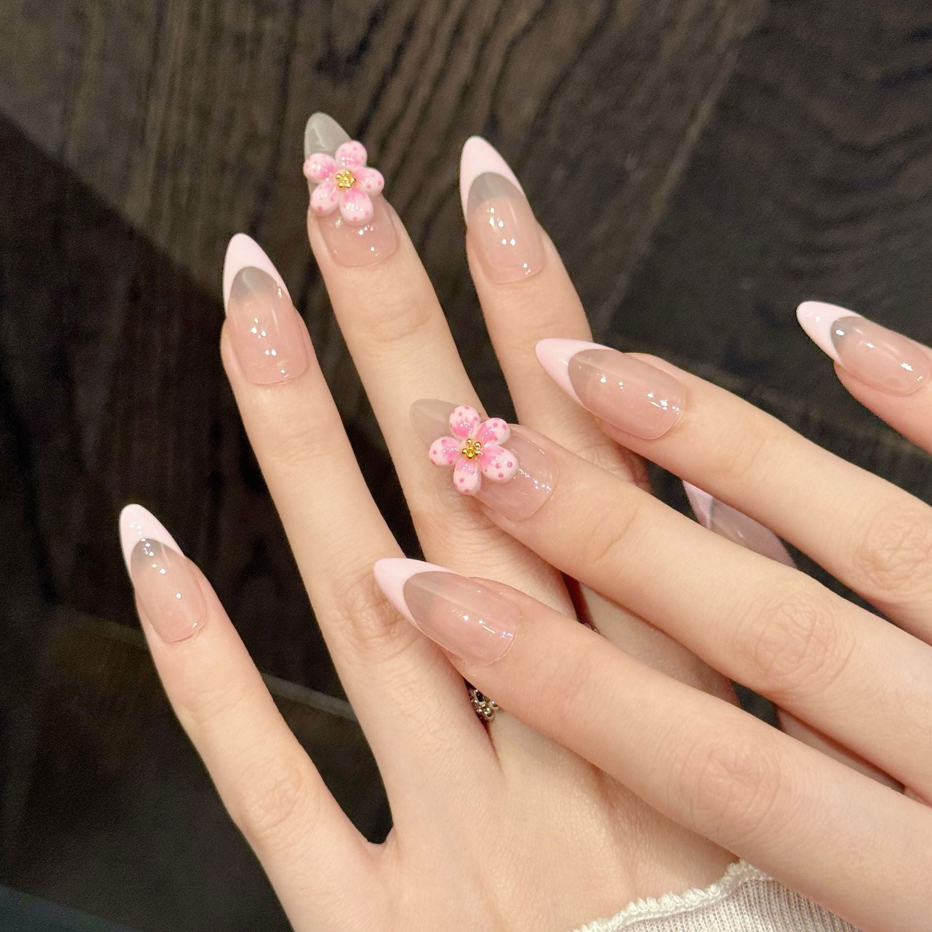 365nails: "Sakura Blush" – Unhas Postiças Artesanais de Amêndoa com Ponta Francesa Floral 3D