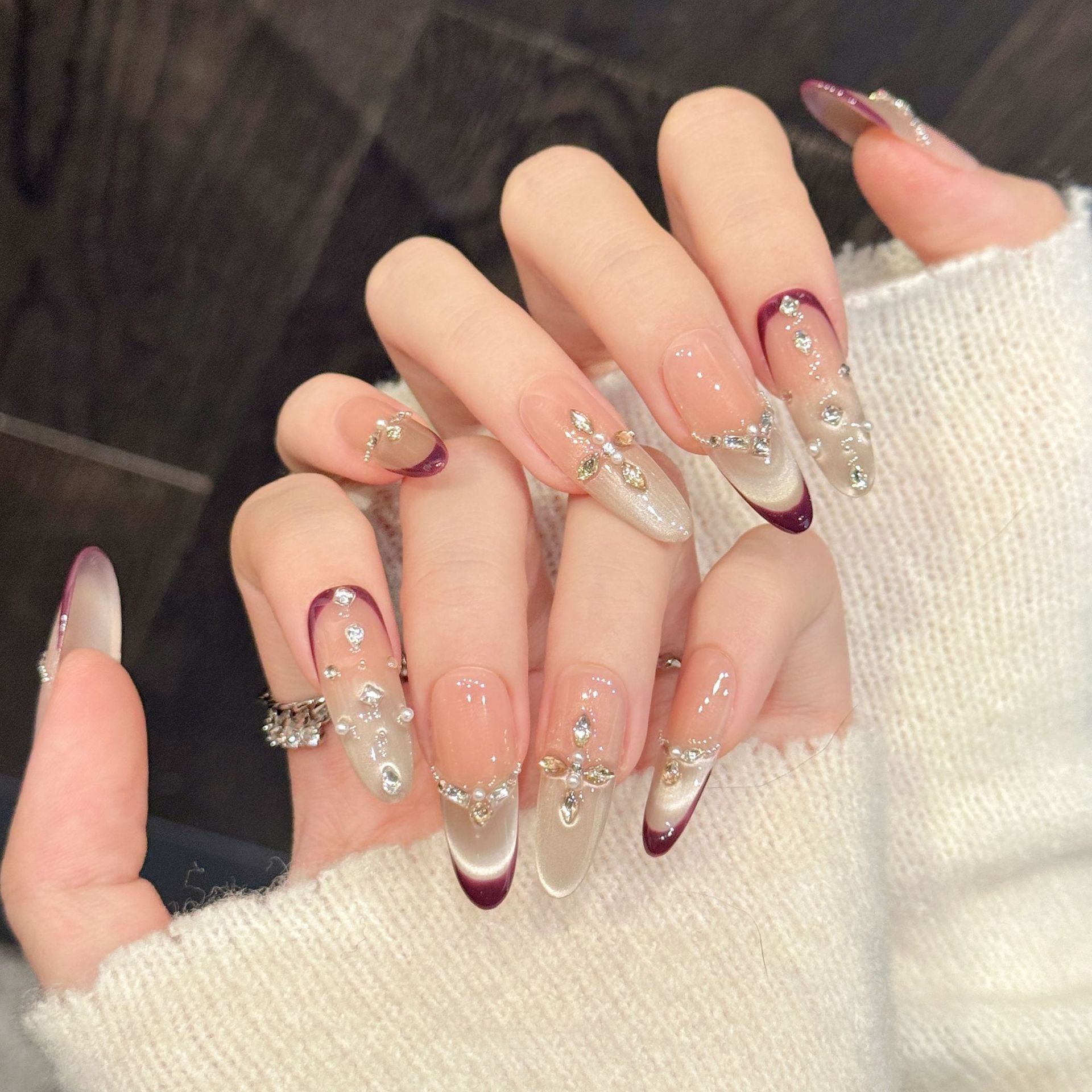 365nails: "Terciopelo Carmesí" – Uñas Almendradas Hechas a Mano con Punta Francesa de Cristal