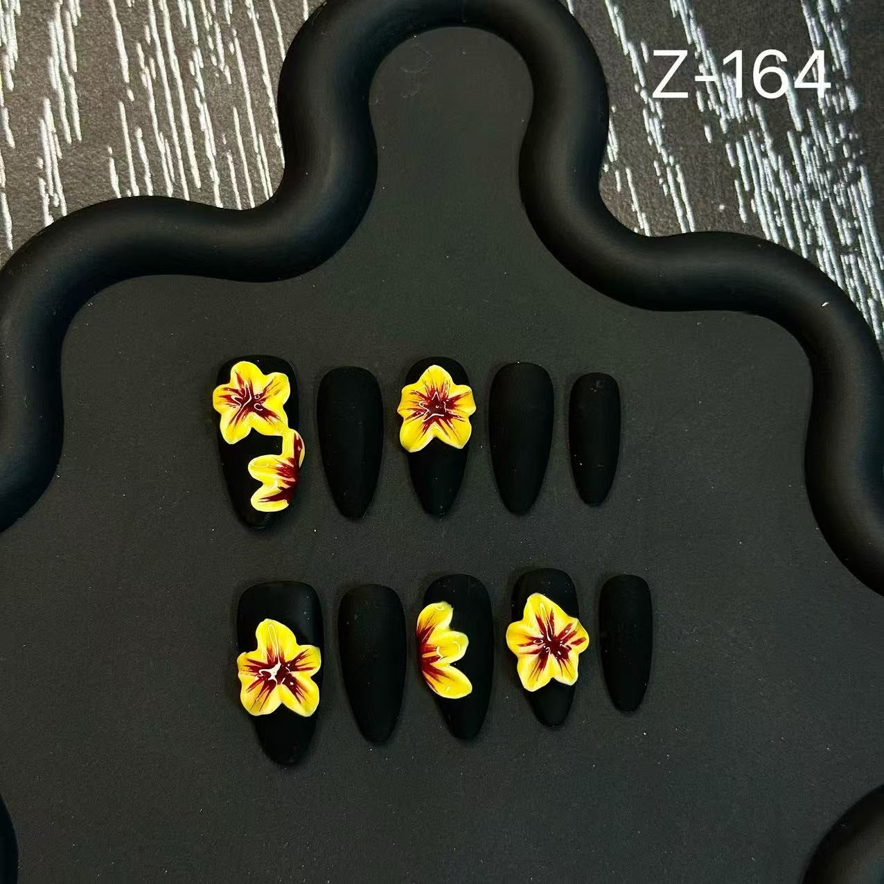 365nails：「午夜綻放」— 3D花卉霧面手工製短款杏仁形穿戴甲