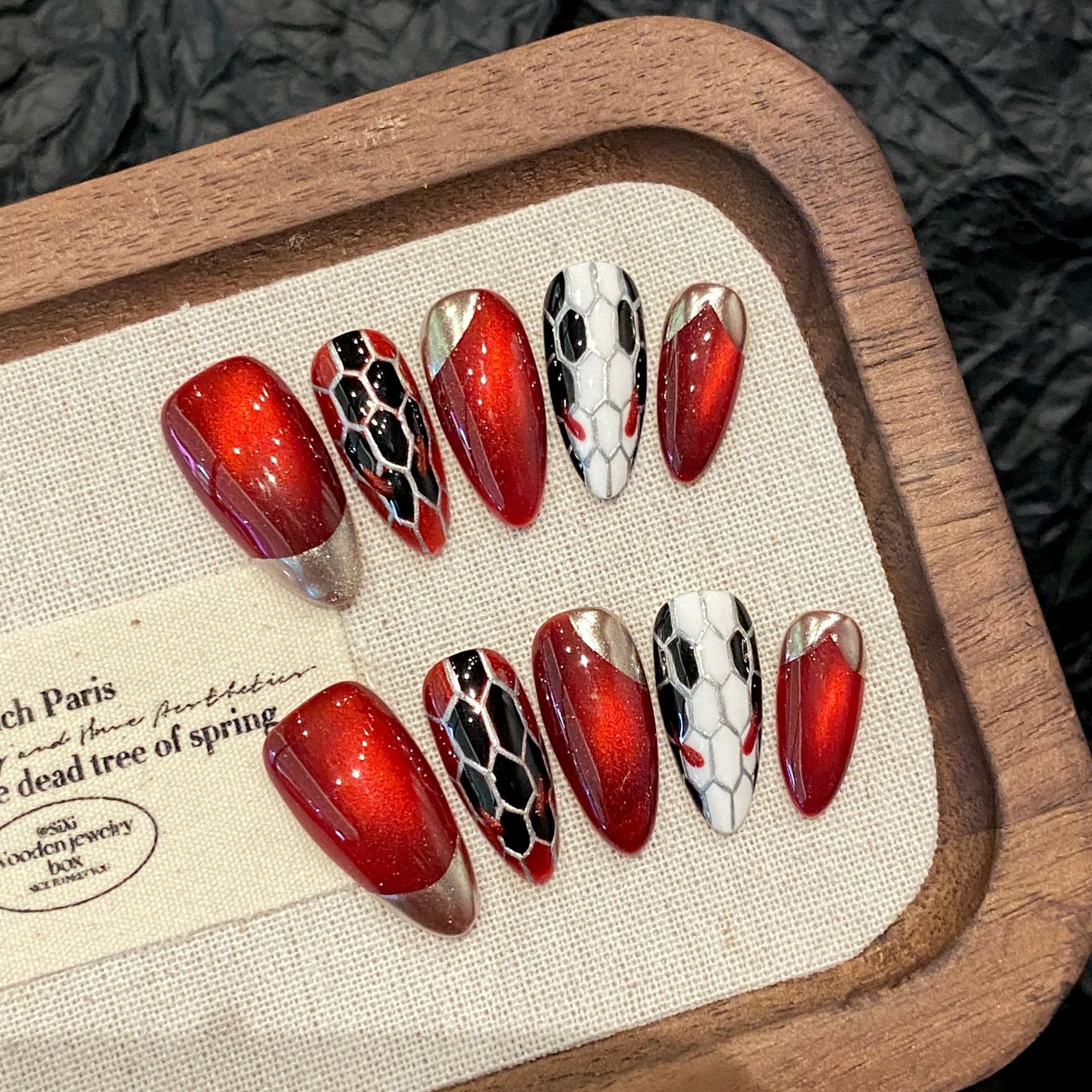 Cabeza de serpiente retro, ojo de gato, serpiente polivinílica, patrón de serpiente pintado a mano, uñas blancas y rojas para Año Nuevo, uñas hechas a mano | 365nails