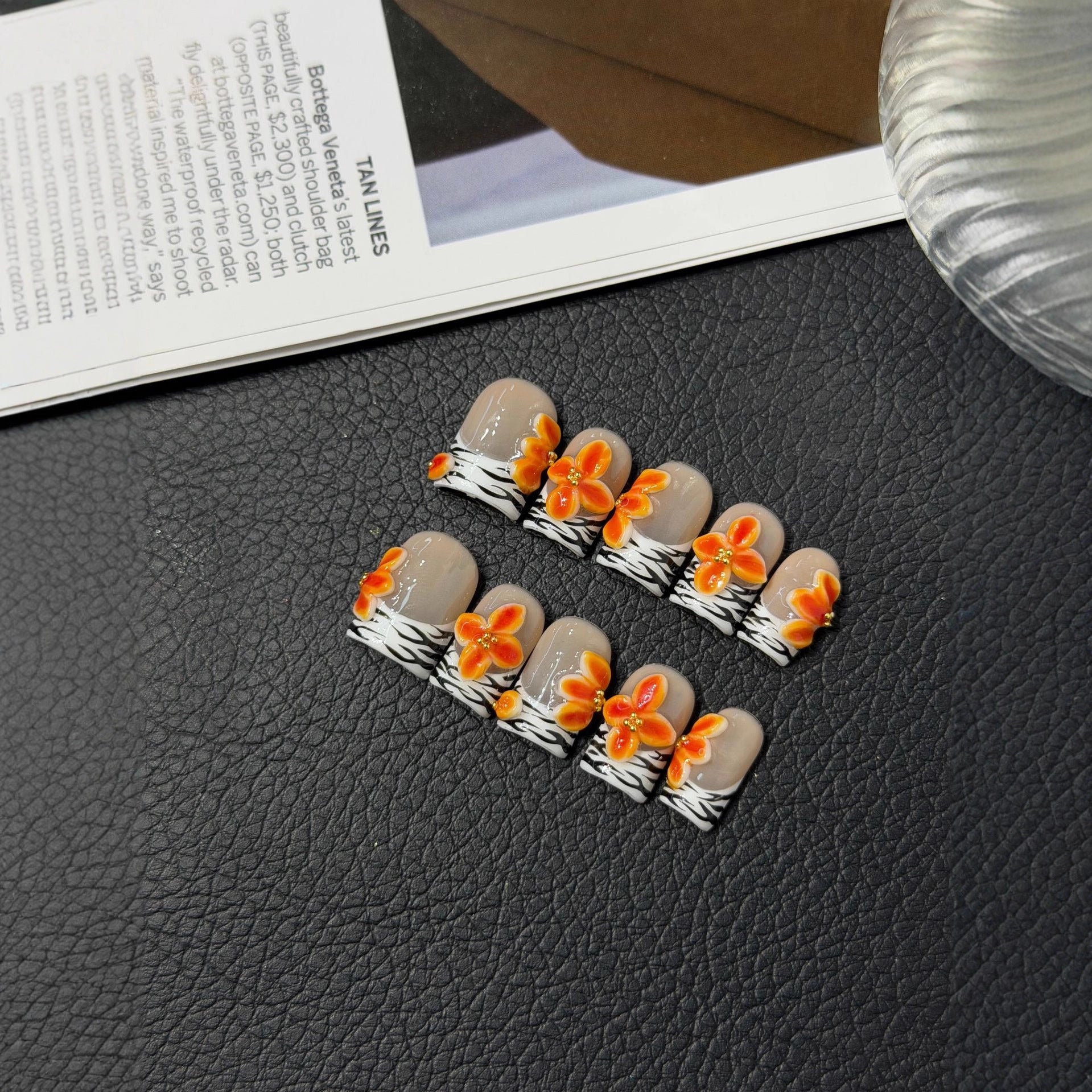 365nails: "Sahara Bloom" – 手工製短款方形穿戴甲，3D 橙色花朵與動物紋路