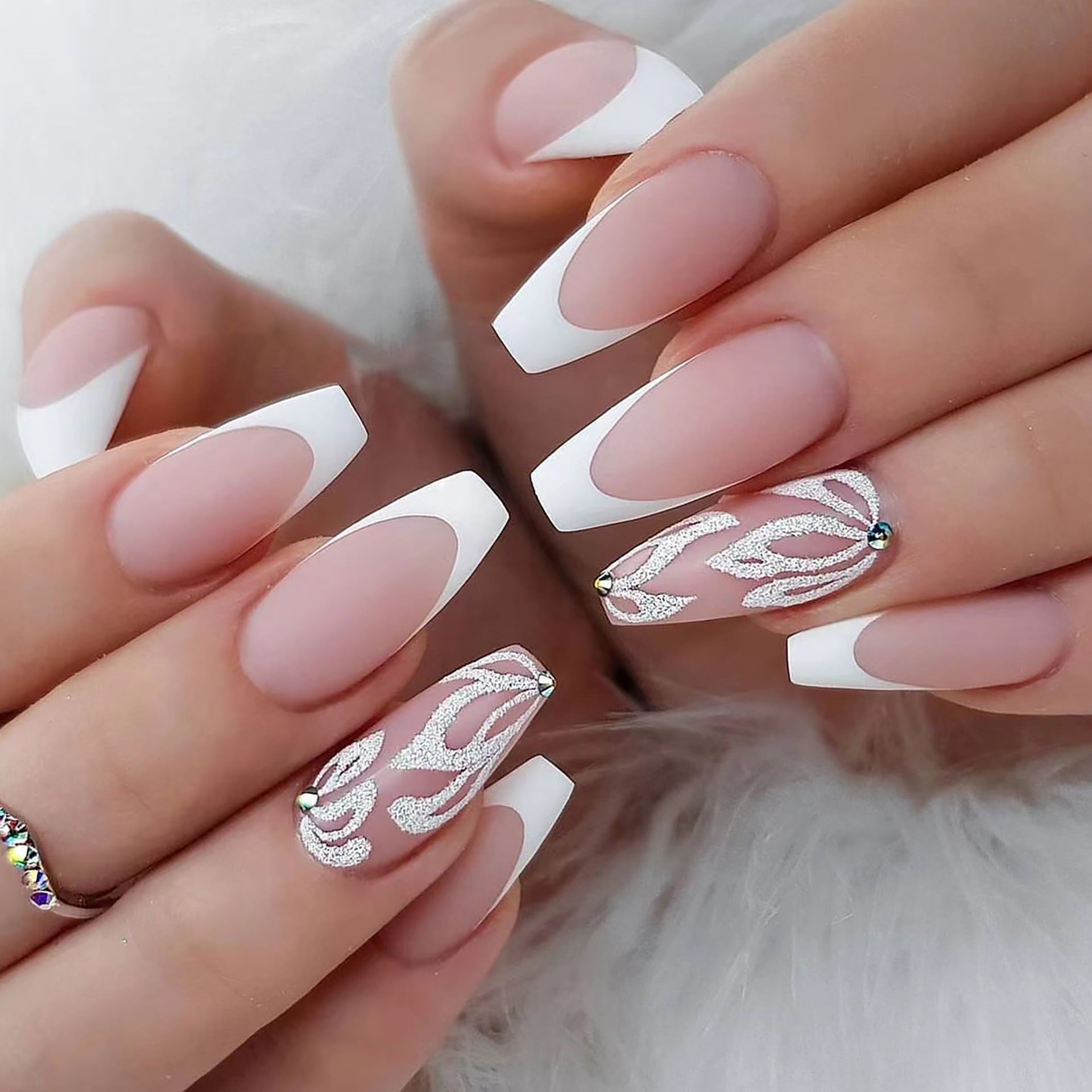 French blanc moyen et long faux ongles paillettes argent fleurs ongles patch nude point diamant ongles pièce produit fini en gros｜365nails