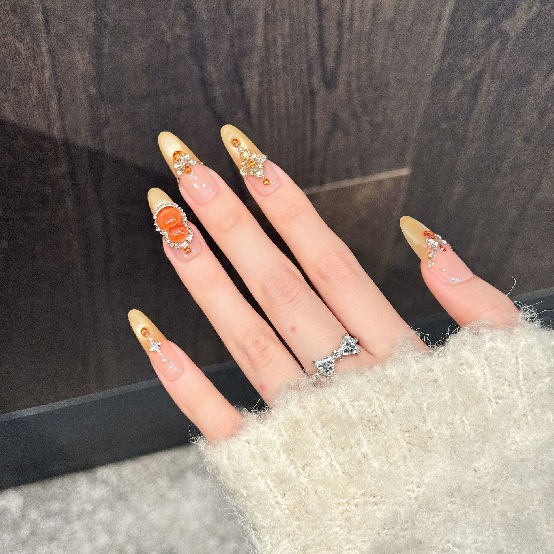 365nails: "Citrino Dourado" – Unhas Amêndoas Artesanais com Pedras Preciosas 3D e Strass