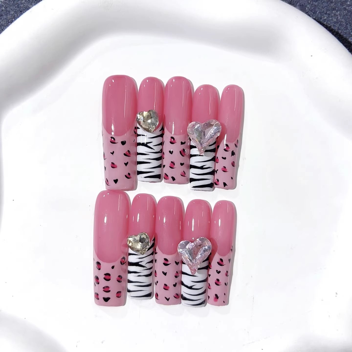 Pink Wild : « Cœur léopard zèbre » – Ongles press-on fait main forme amande longue