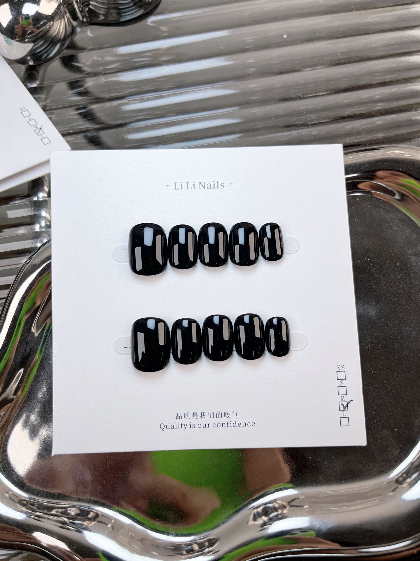 Les essentiels unis — forme ronde courte, mignons — ongles press-on faits main