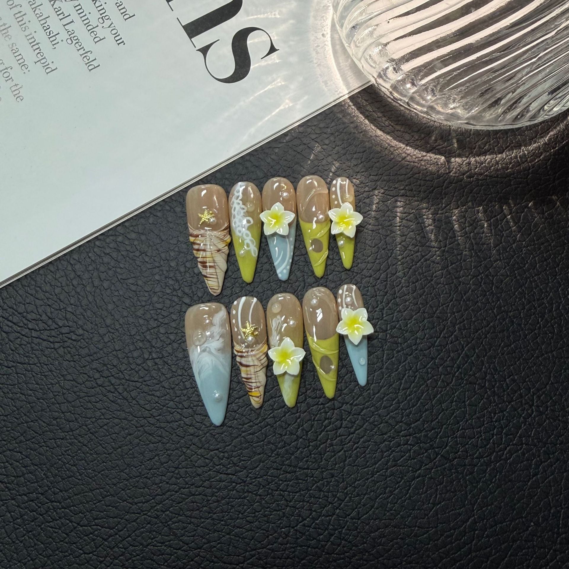 365nails : « Floraison tropicale » — ongles press-on fait main, forme stiletto, 3D floral et effet marbre