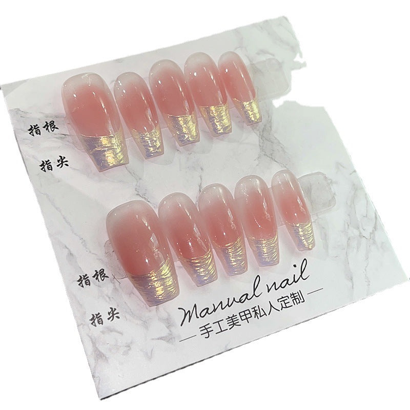 Ongles press-on minimalistes avec extrémités transparentes et accents en feuille d'or