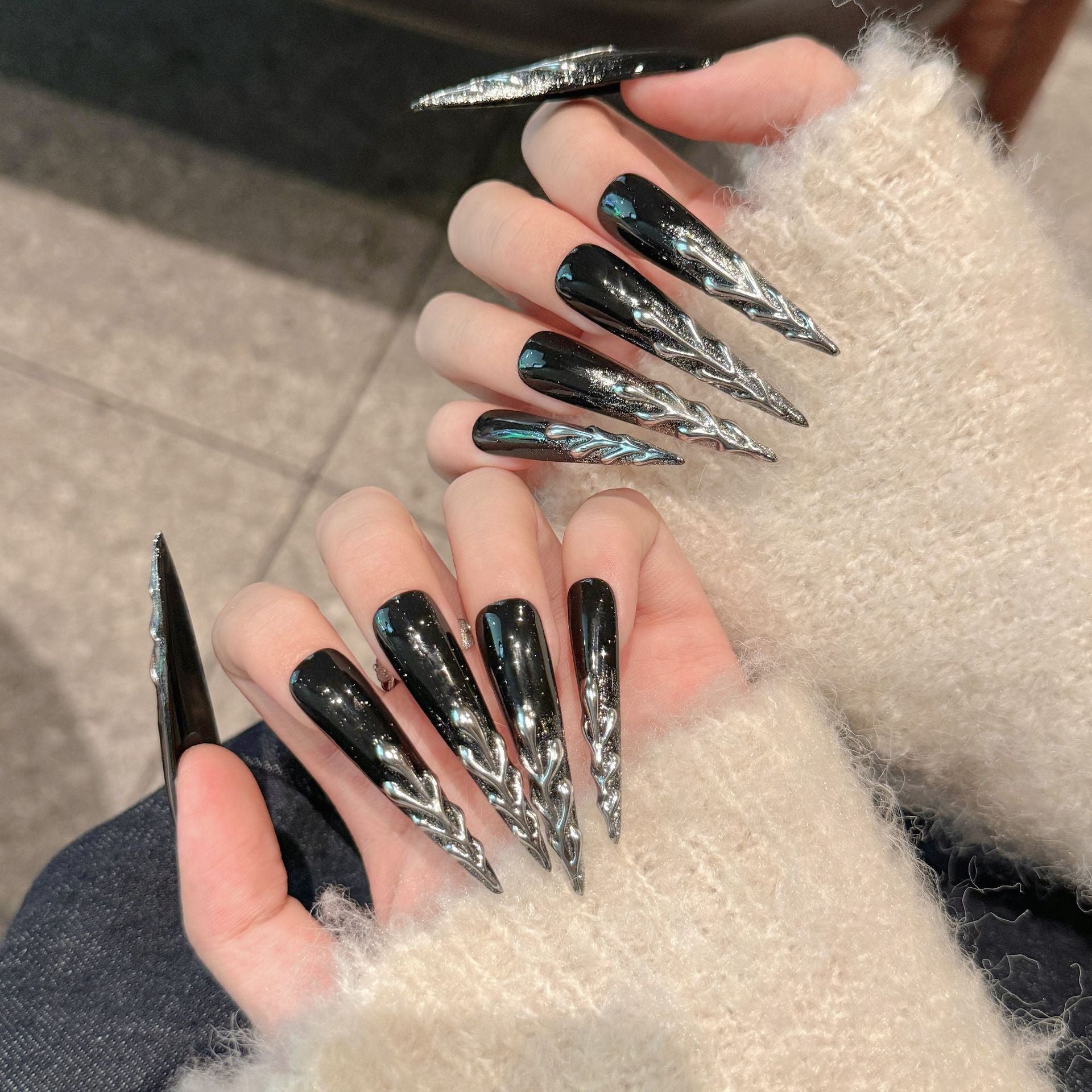 365nails: "흑요석의 불꽃" – 3D 메탈릭 수제 스틸레토형 네일
