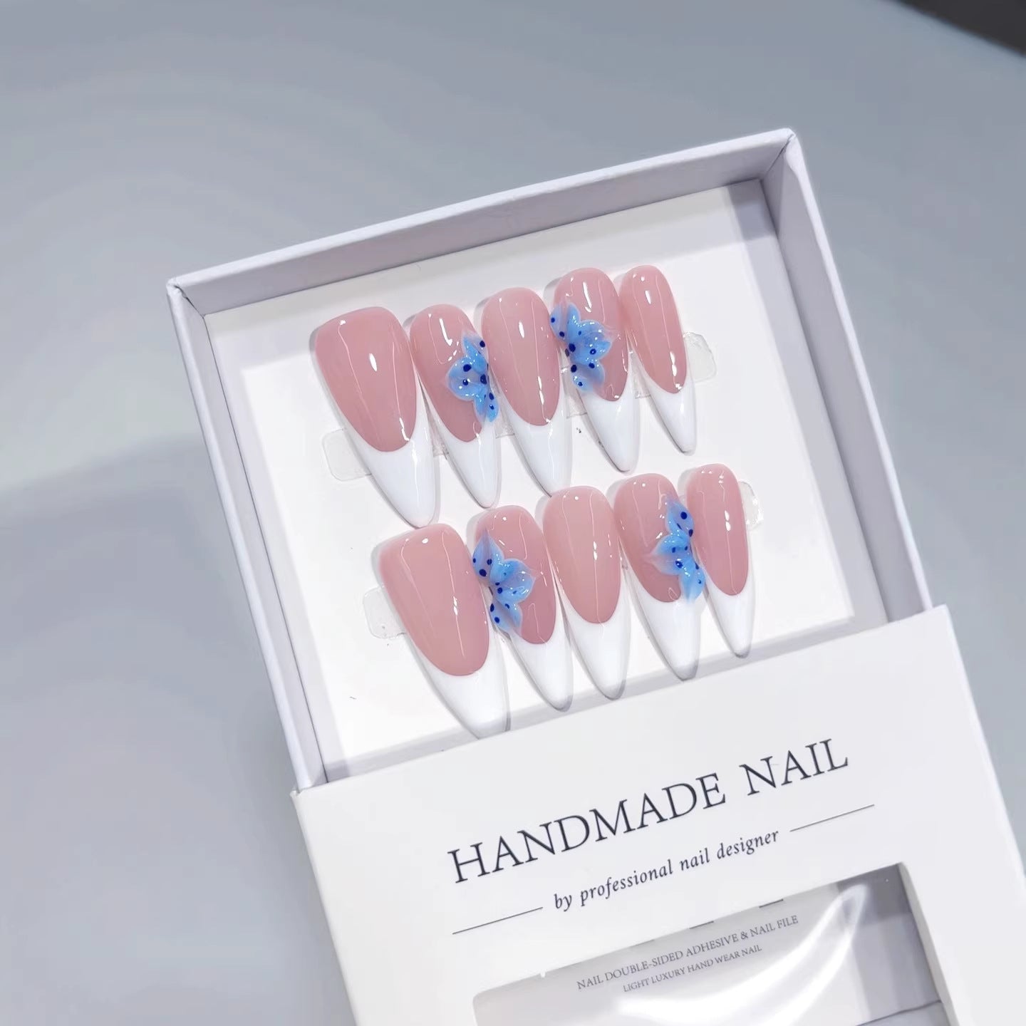 Blue Petal : « Fleur french bleu blanc nude » – Ongles press-on fait main forme amande longue