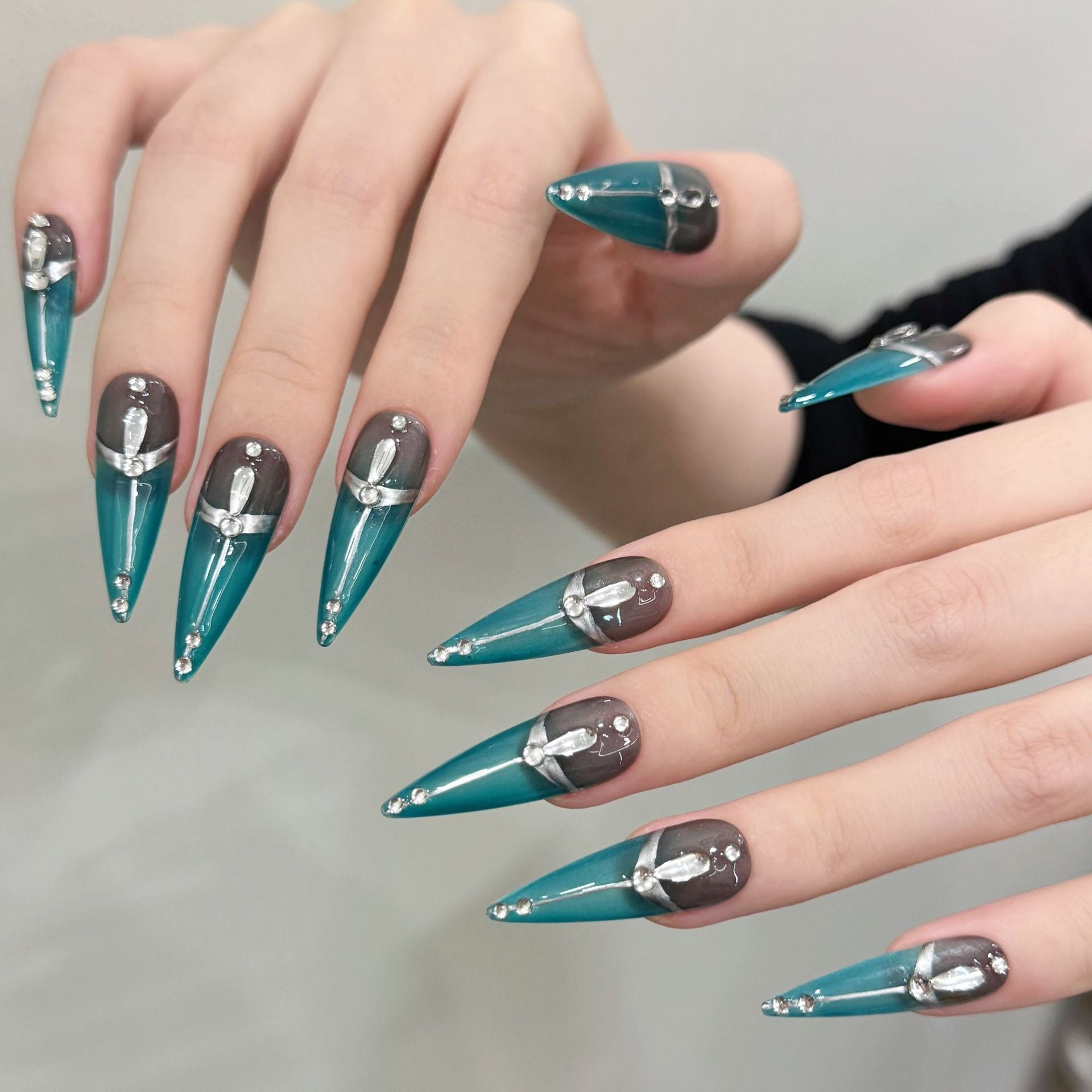 365nails: "Pavo Real Dorado" – Uñas Stiletto Artesanales con Punta Francesa Esmeralda