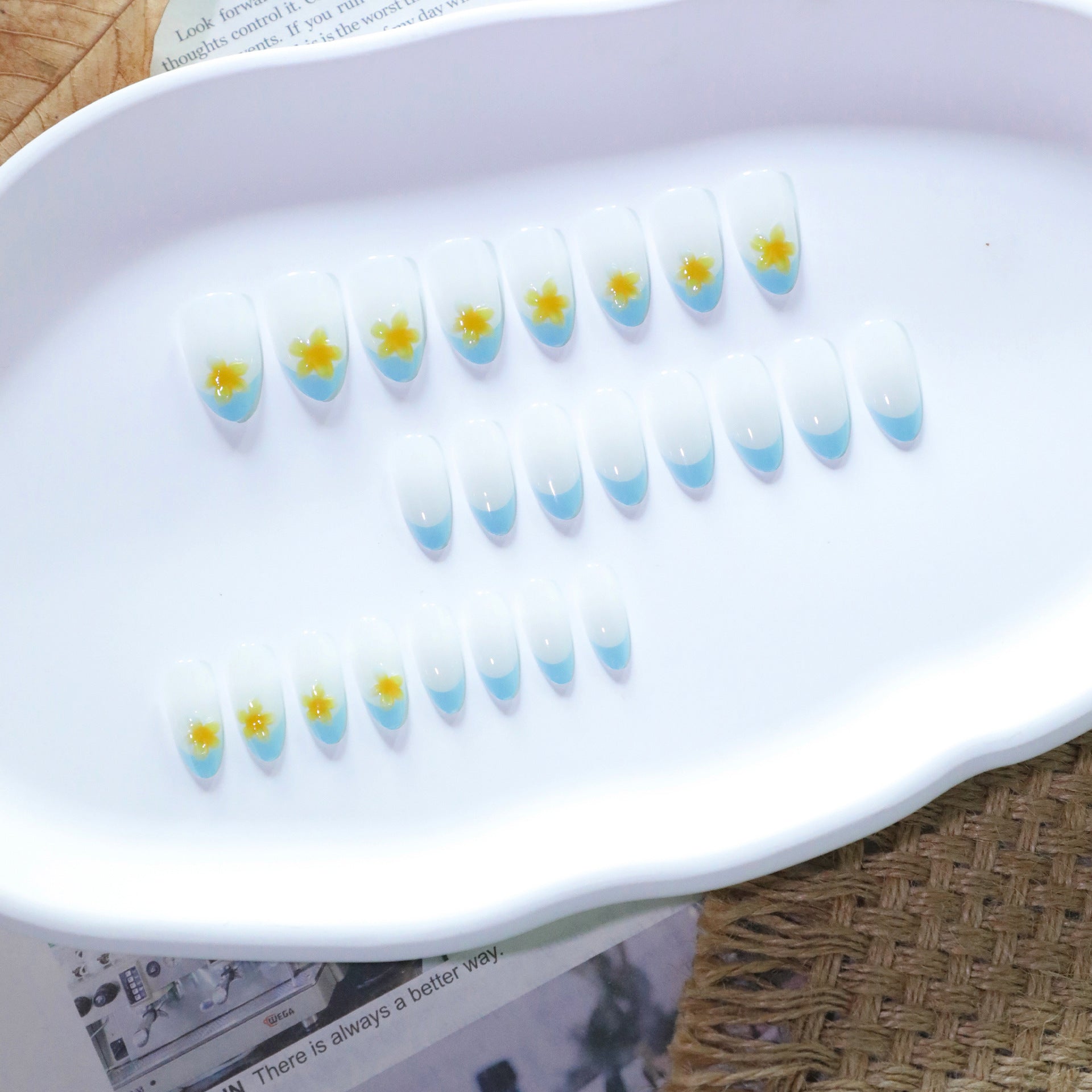 Filme de arte de unha simples azul francês, unhas curtas e redondas, unhas postiças com flores tropicais 3D, atacado ｜ 365nails