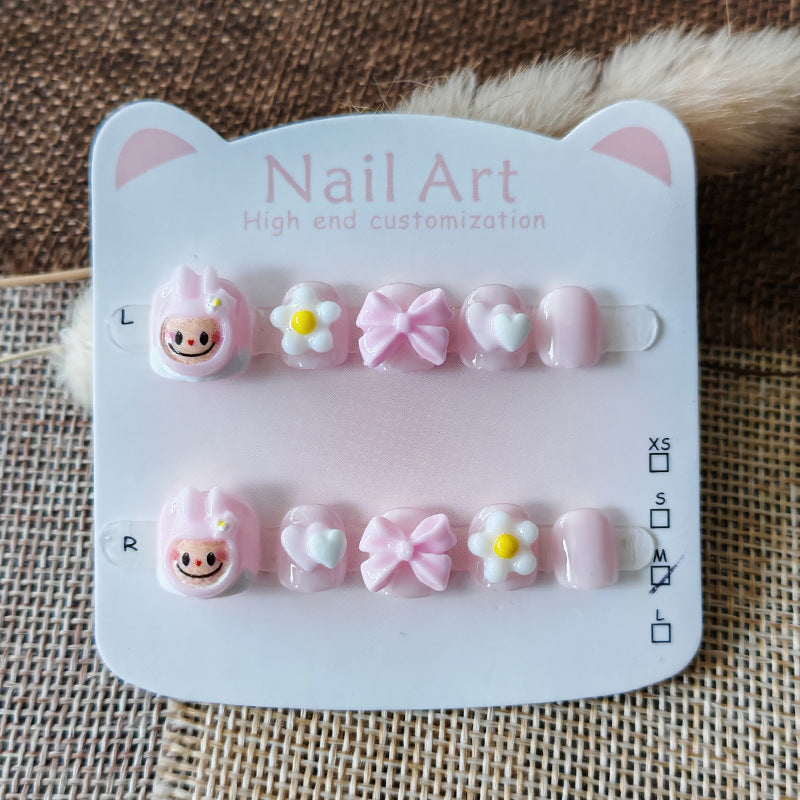 365nails：「Blossom Labubu」—手工製可愛短款橢圓形穿戴甲，Labubu 與花朵圖案
