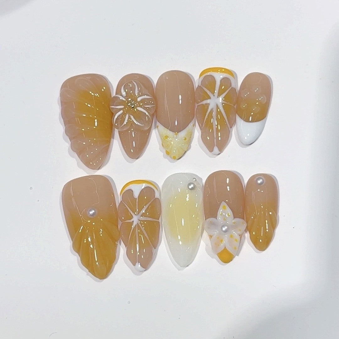 Amber Bloom: "Golden Petal" – 미디엄 아몬드형 수제 프레스온 네일