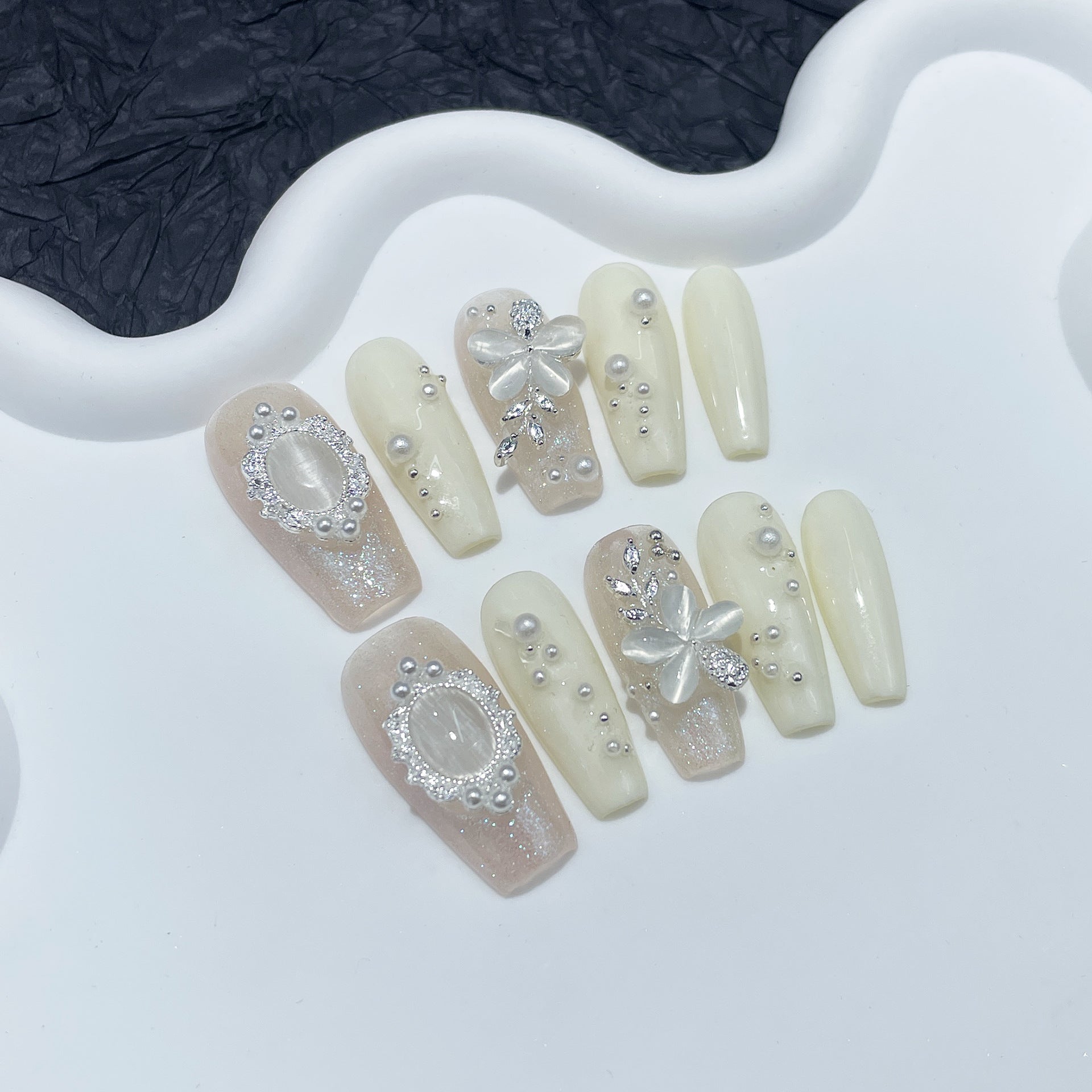 Unhas Flor de Pérola com Pedra Olho de Gato e Brilho Marfim Suave