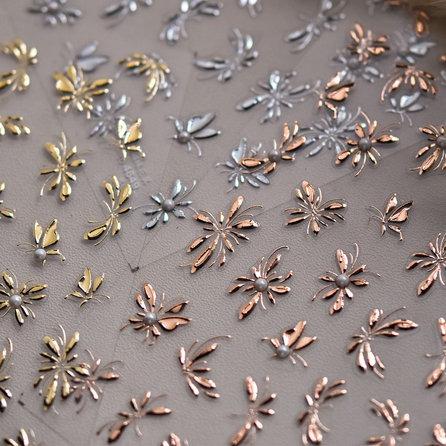 365nails: "金屬花卉與蝴蝶搭配珍珠" – 美甲貼紙