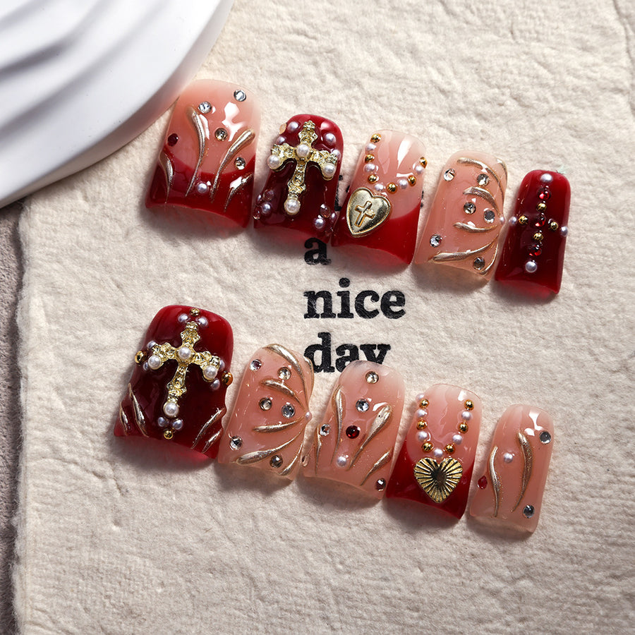 Ongles press-on baroques rouge et nude avec motifs croix et cœur