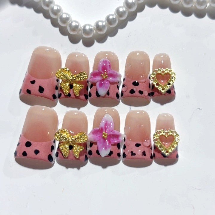 Sweet Cowgirl: "Dalmatien Rose & Charms Dorés" – Ongles Press-On Forme Carrée