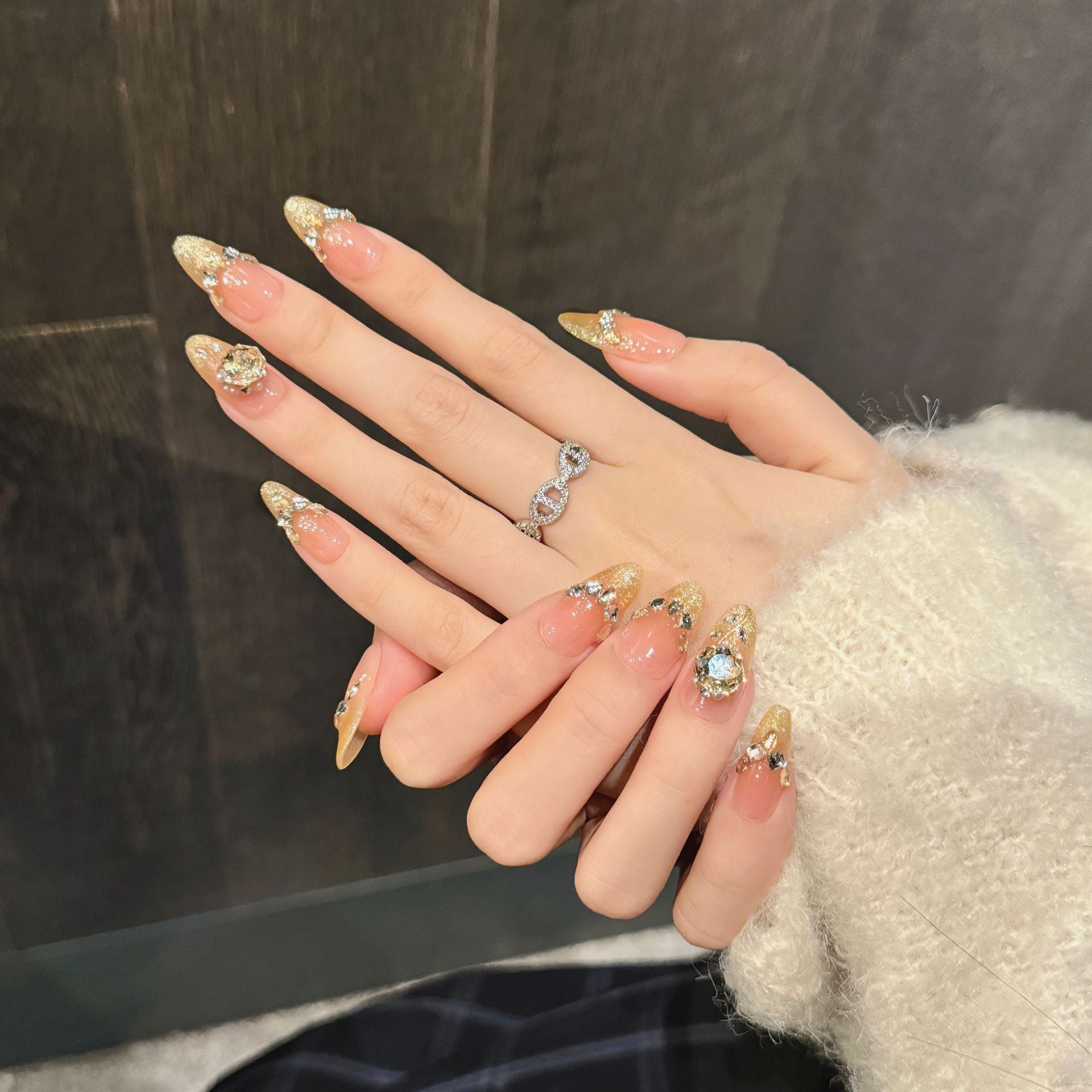 365nails: "Sussurro Dourado" – Unhas Amêndoa Feitas à Mão com Glitter Champagne e Pedras