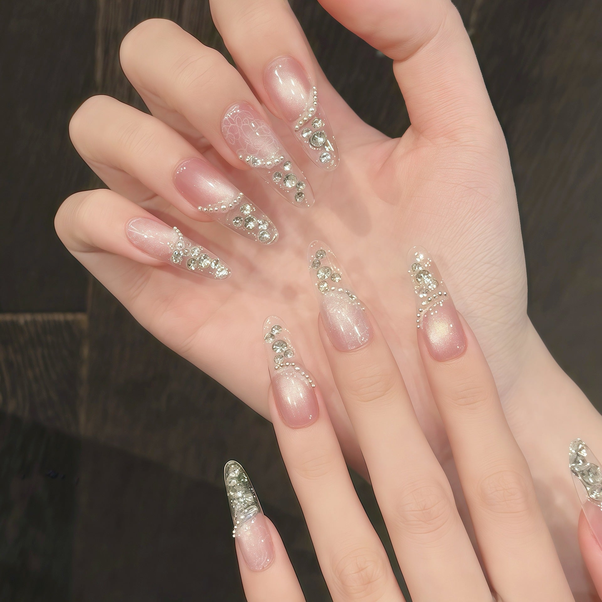 365nails: "Celestial Cascade" – 3D 보석·진주 장식 캣아이 수제 아몬드형 네일