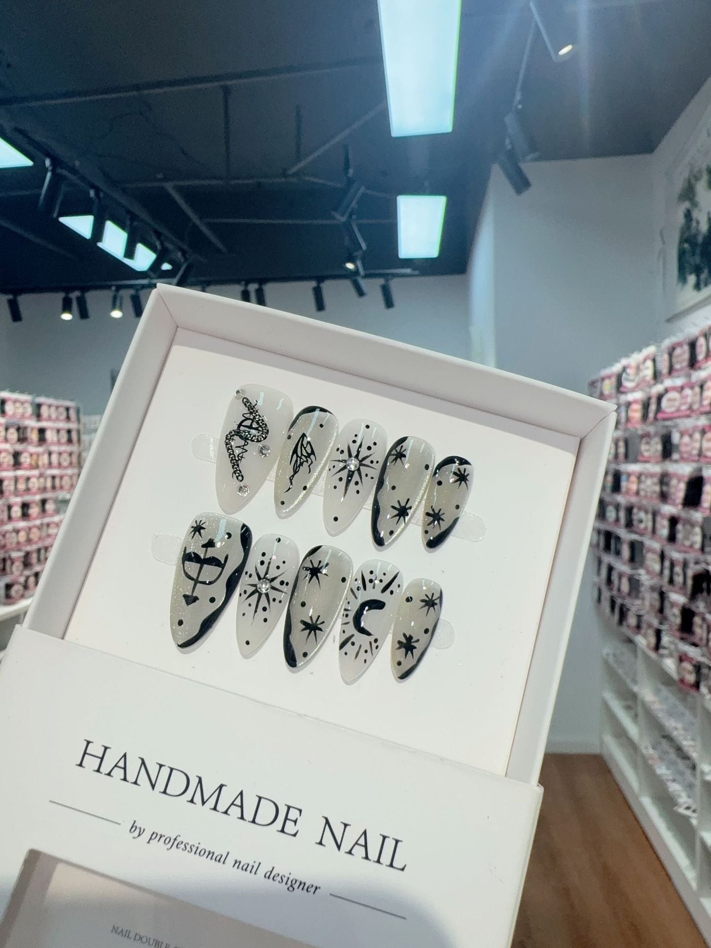 365nails: "Midnight Spell" – 3D 고딕 수제 아몬드형 네일