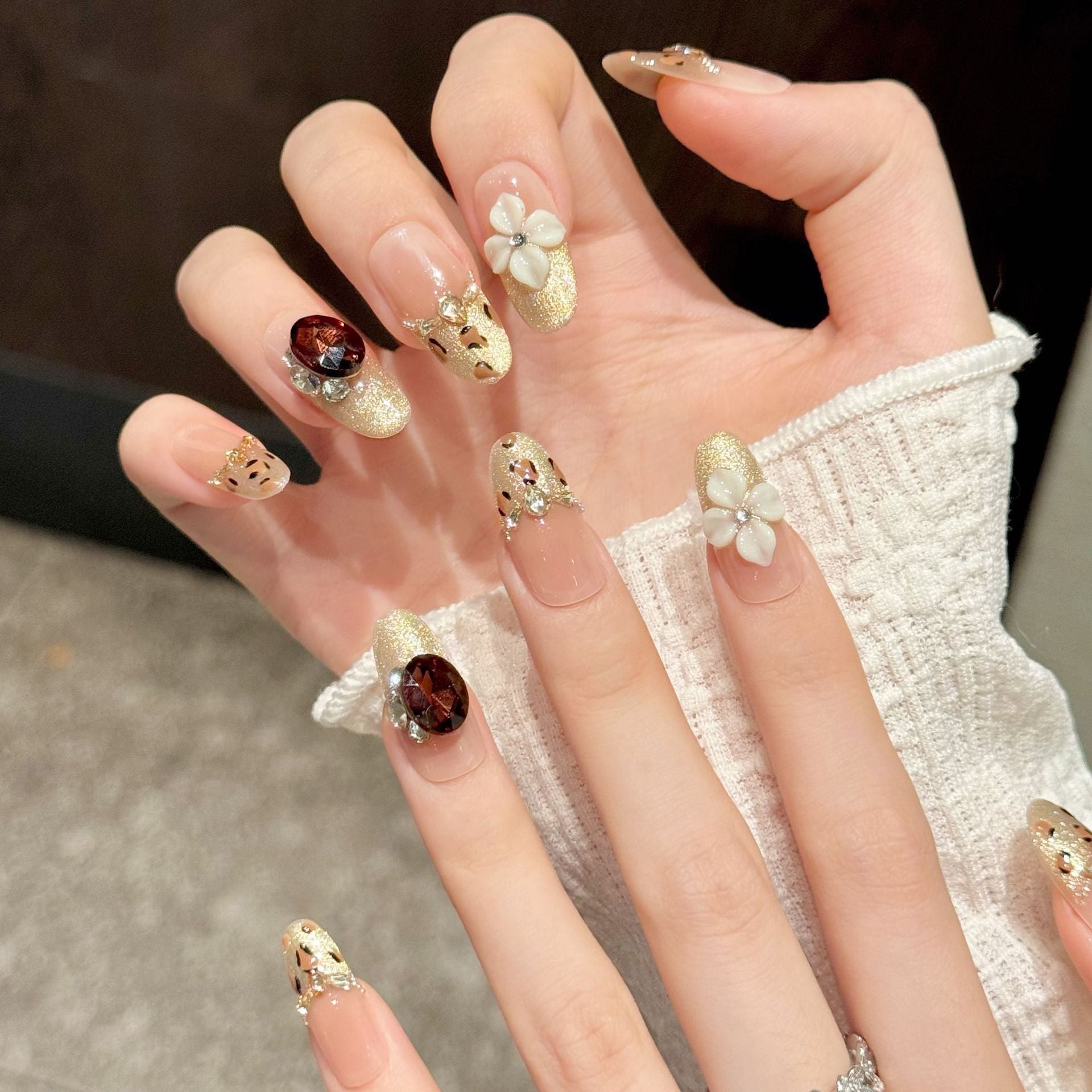 365nails: "앰버 위스퍼스" – 3D 꽃무늬 & 크리스탈 레오파드 프린트 수제 스틸레토형 네일