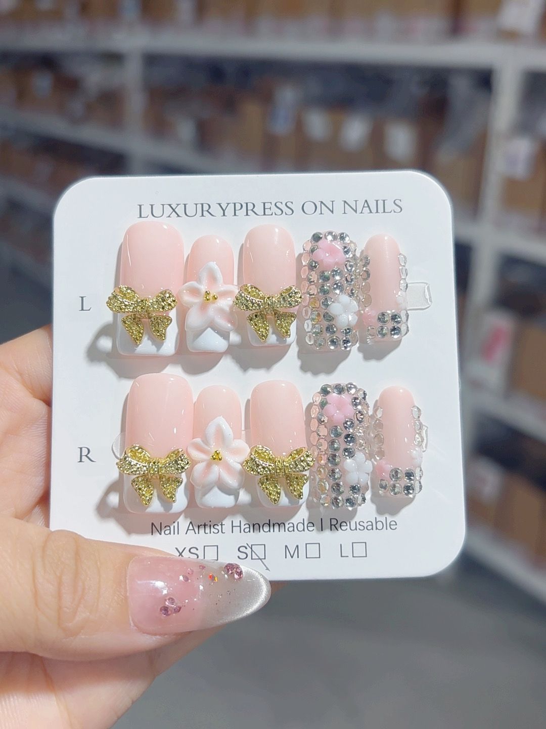 Luxe nœud rose : « Floral et strass » – Ongles press-on forme carrée