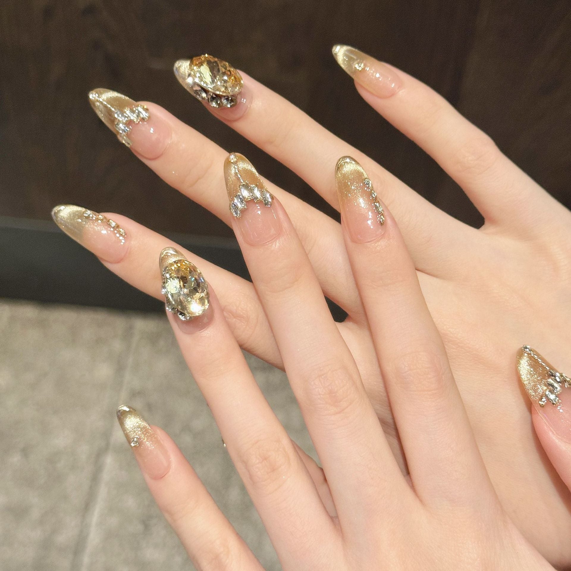 365nails: "Champagne Luxe" – Uñas de Almendra Hechas a Mano de Cristal K9 y Ojo de Gato