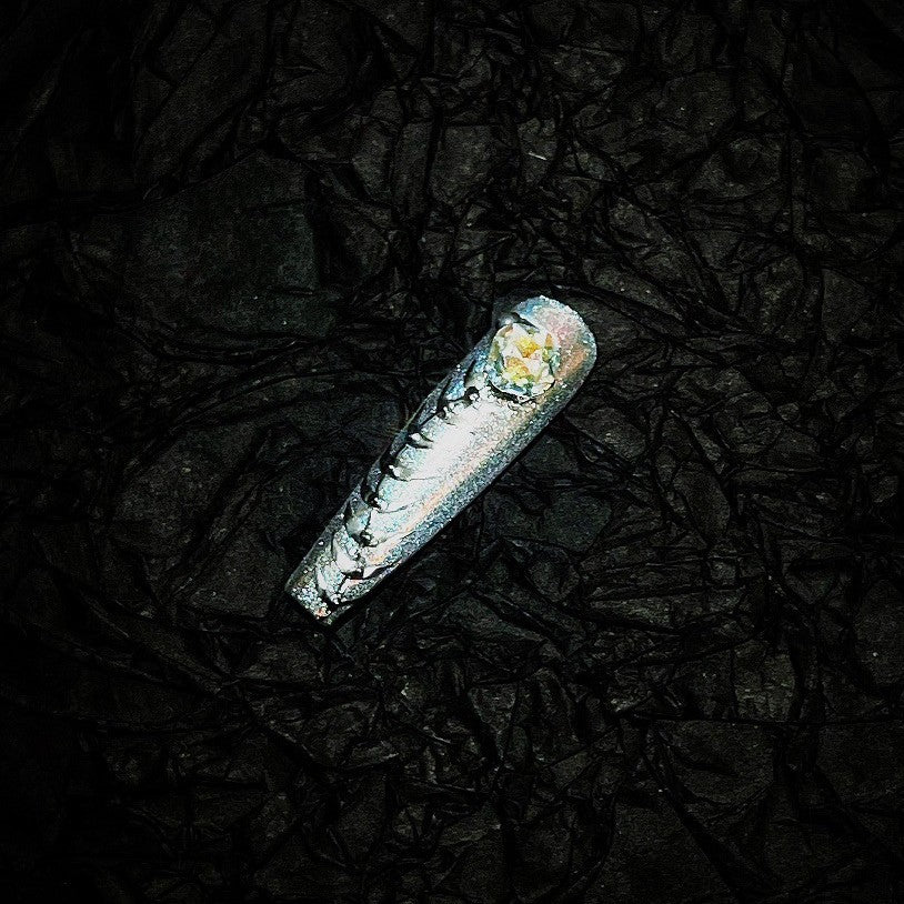 Title Snowfeather Foil | Icy White Ink-Leaf Press-On Nails