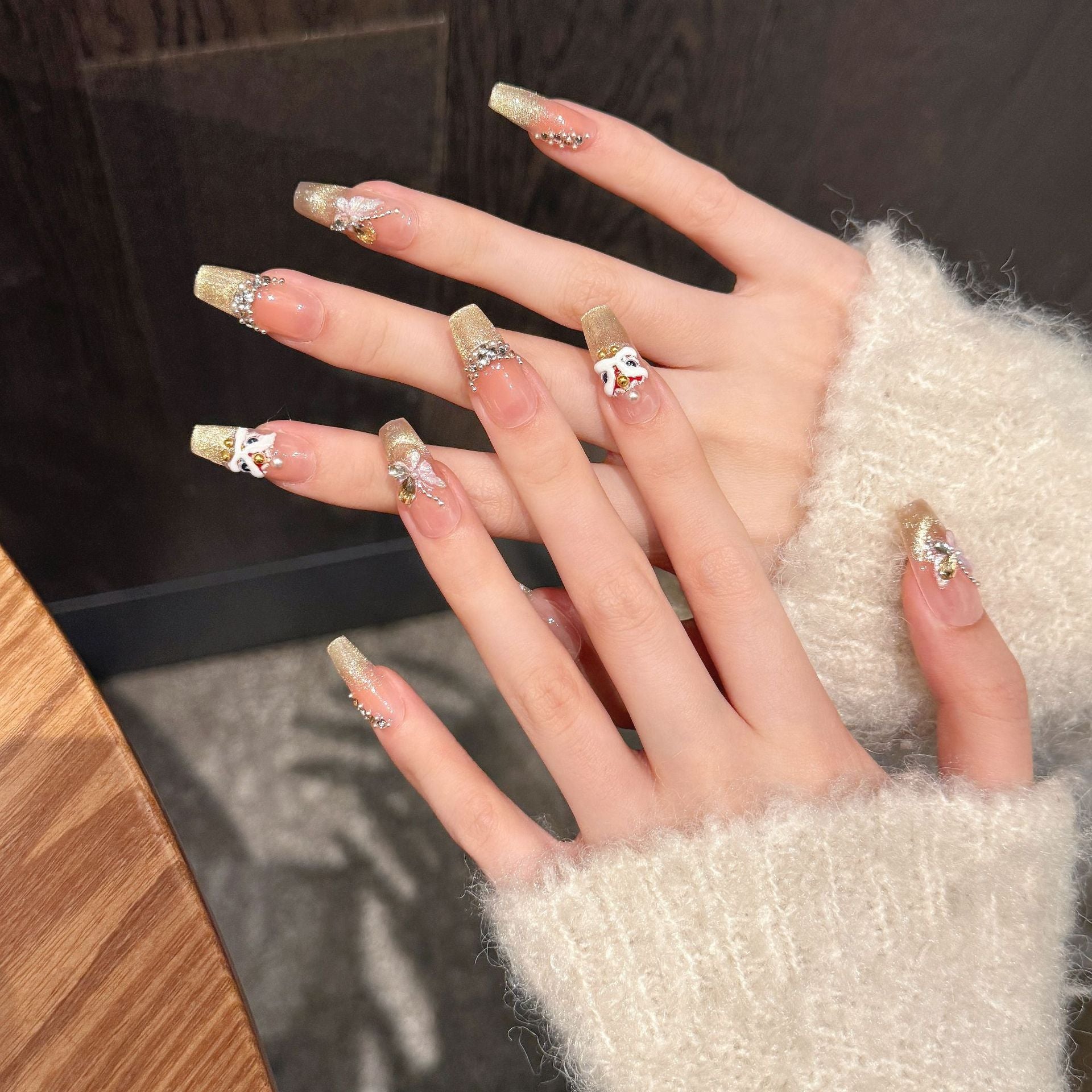 365nails: "Mariposa Dorada" – Dije de Mariposa 3D y Uñas Postizas Coffin Artesanales con Purpurina Dorada