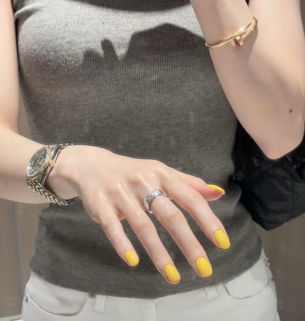 Les essentiels unis — forme ronde courte, mignons — ongles press-on faits main