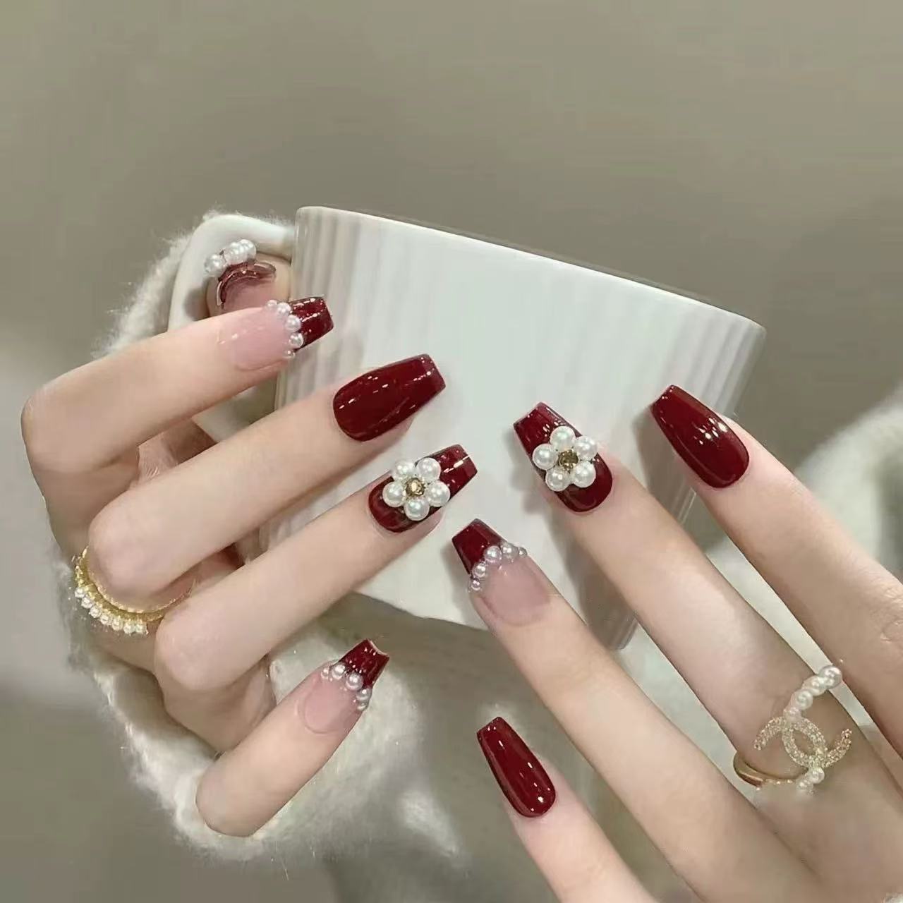 365nails: "Perla Carmesí" – Uñas de Almendra Medianas Hechas a Mano con Flores 3D y Punta Francesa