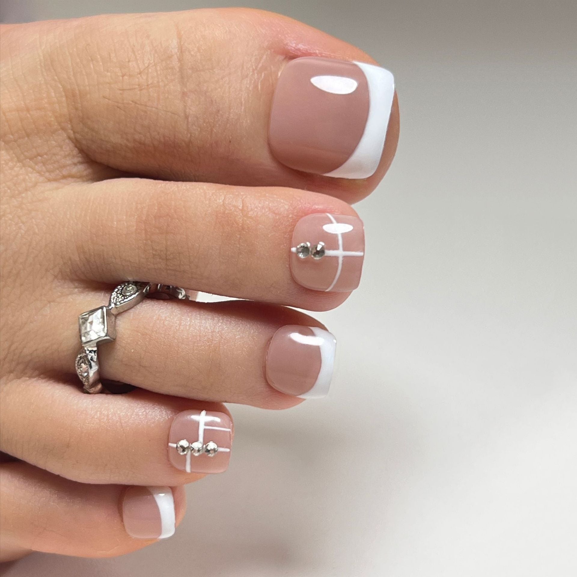 Use unha curta branca com strass francês para usar unha e pedaço de unha do pé. Peça de unha removível e vestível. Adesivo de unha 365nails.