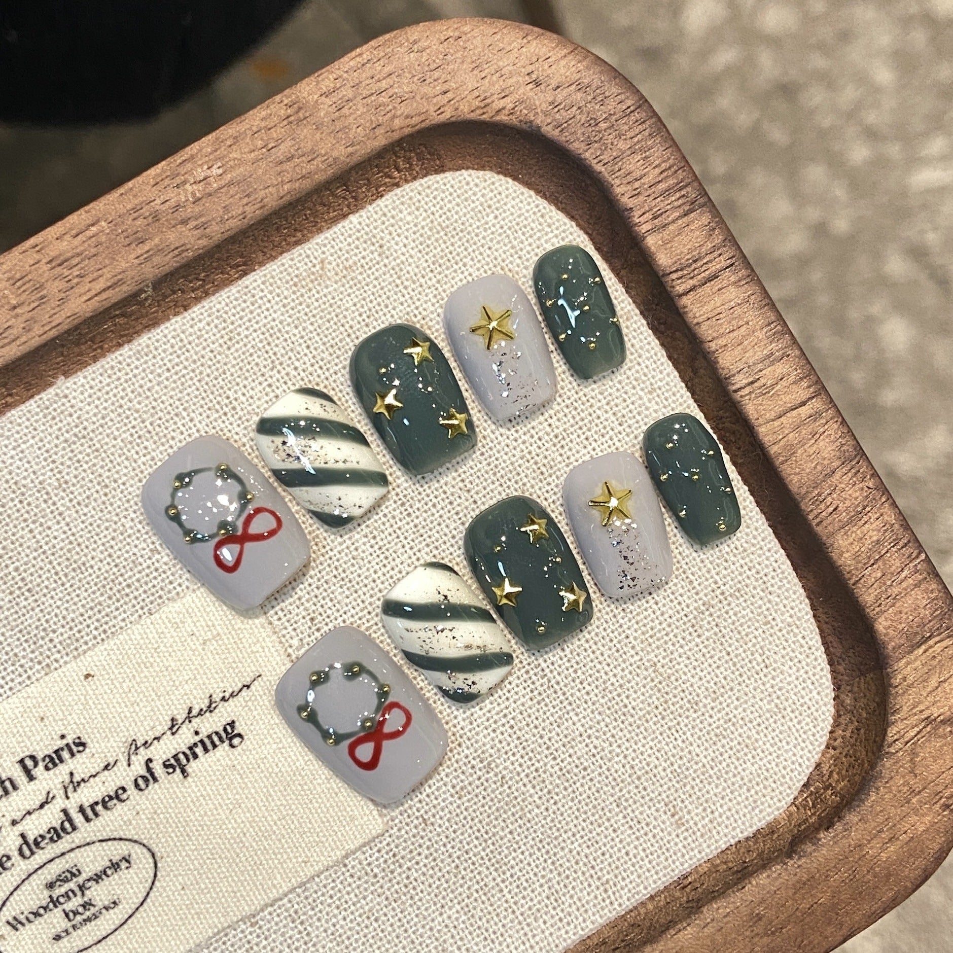 Christmas Wreath & Star Press‑On Nails – Green and Gray Glitter Design