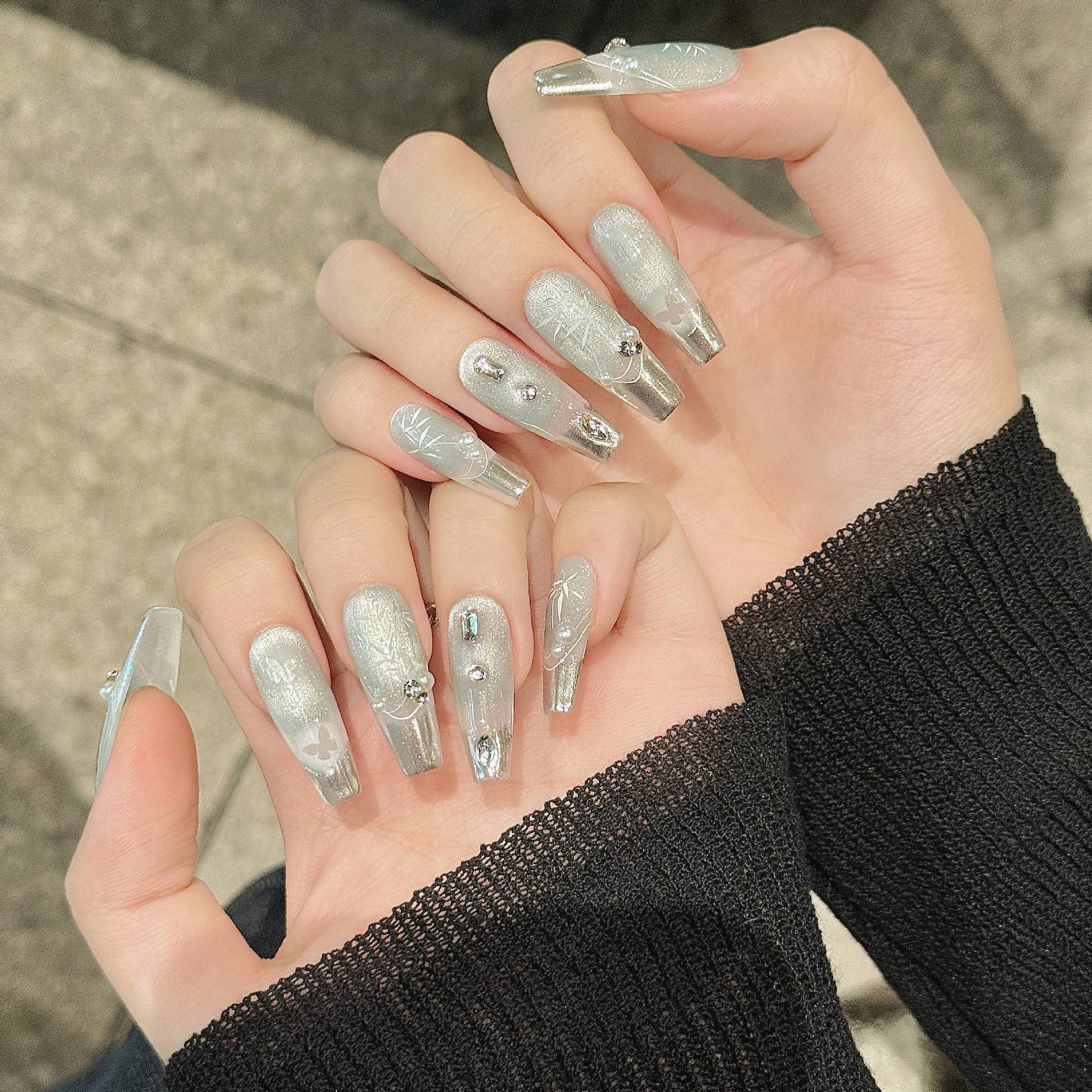 365nails: "서리 빛 크롬" – 메탈릭 프렌치 팁 수제 숏 스퀘어형 네일