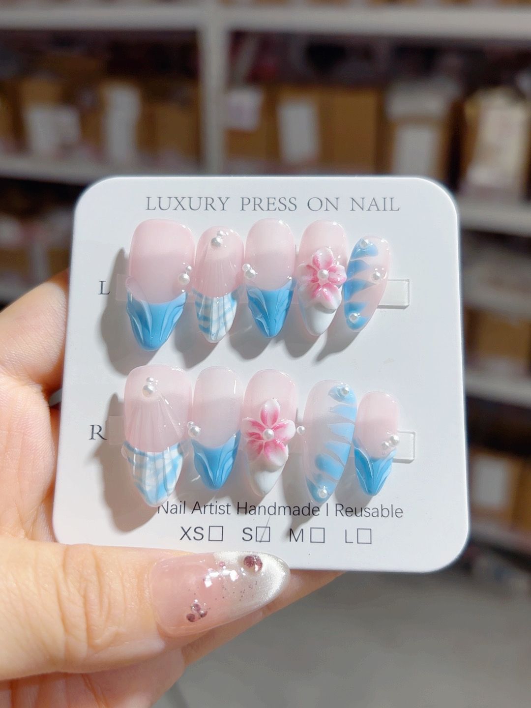 365nails：「蔚藍花語」— 中長款 杏仁形 藍粉花卉 手工製 穿戴甲