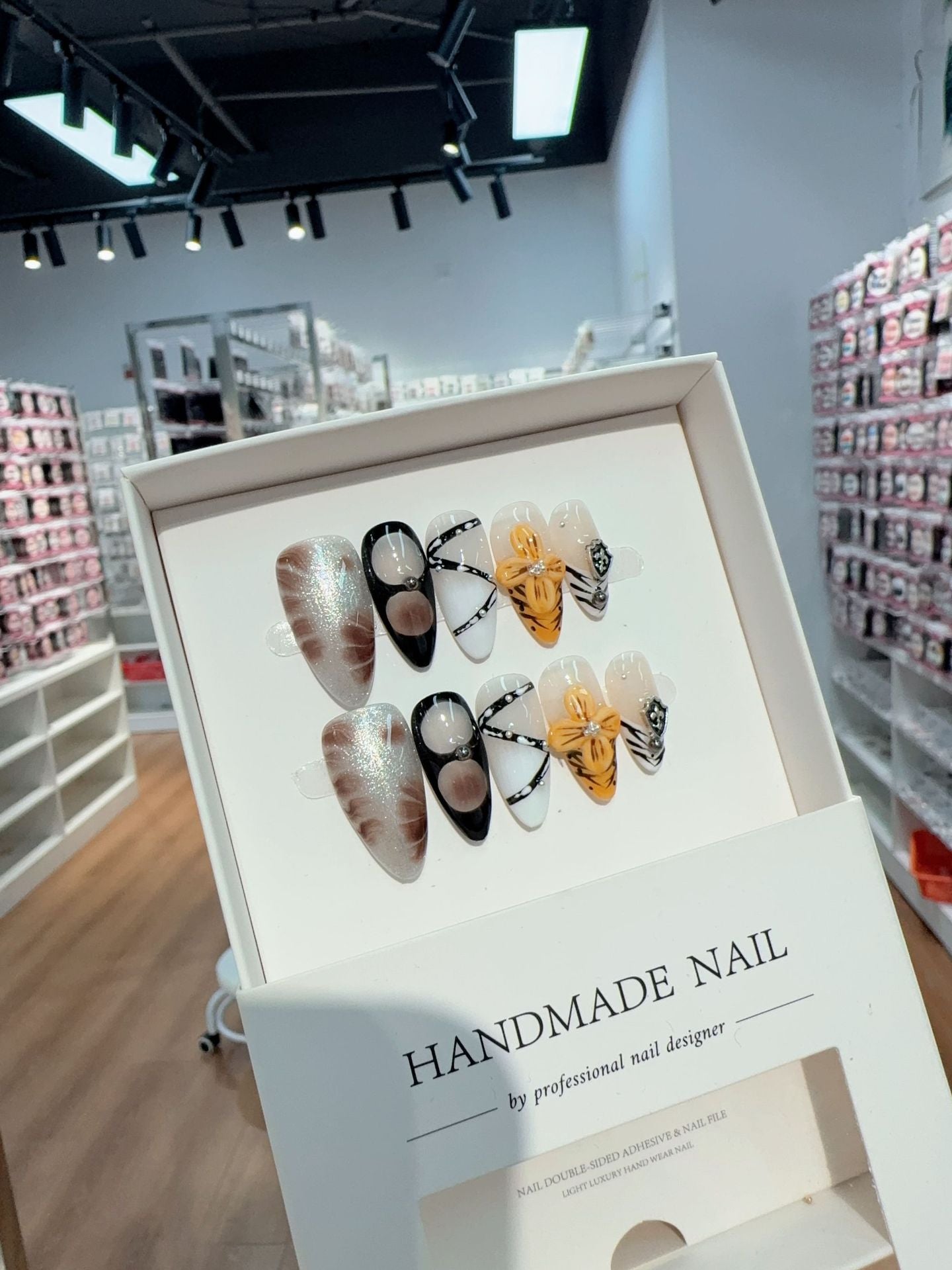 365nails : « Butterfly Whisper » – ongles forme amande faits main à décor floral 3D