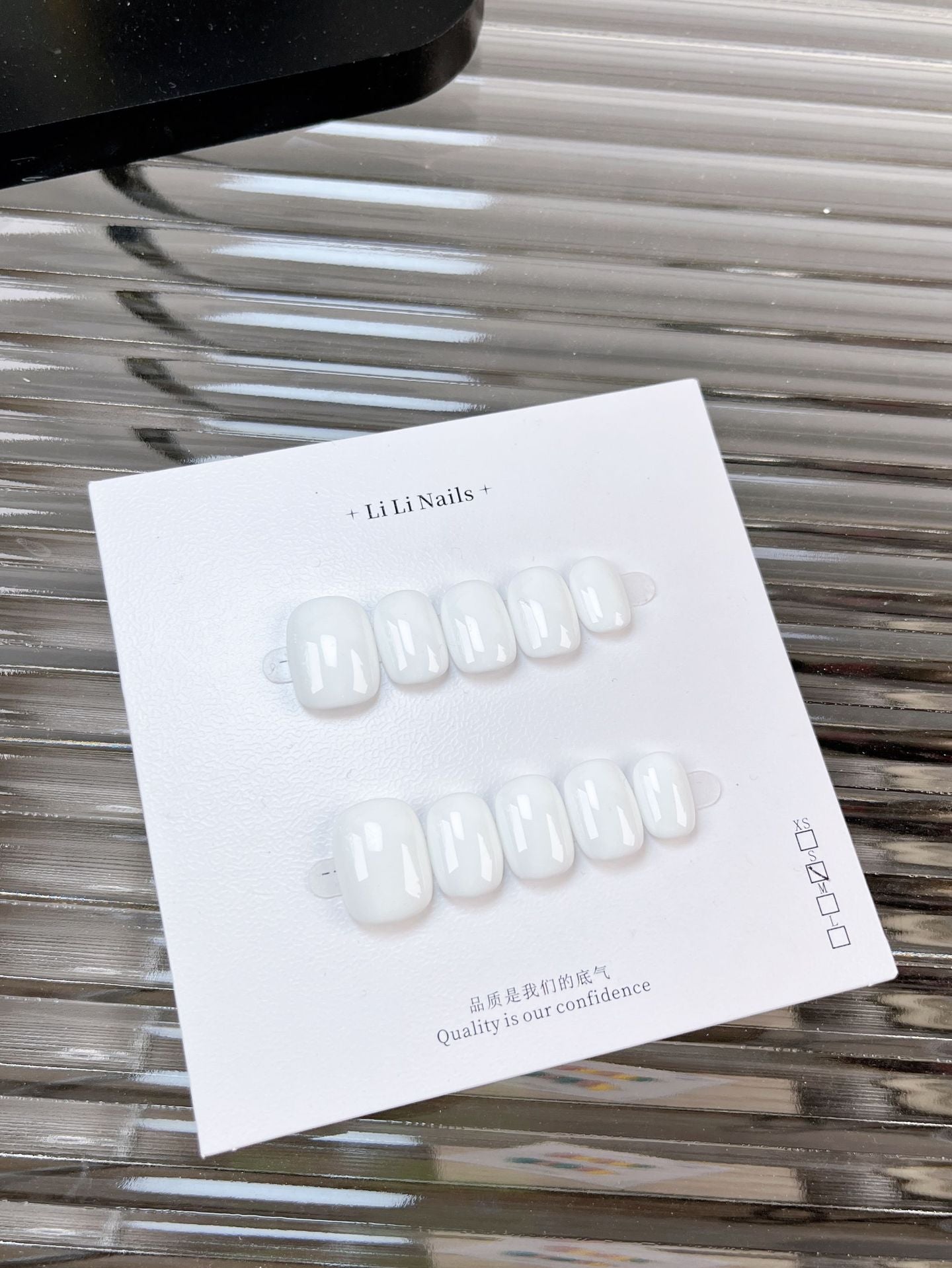 Les essentiels unis — forme ronde courte, mignons — ongles press-on faits main