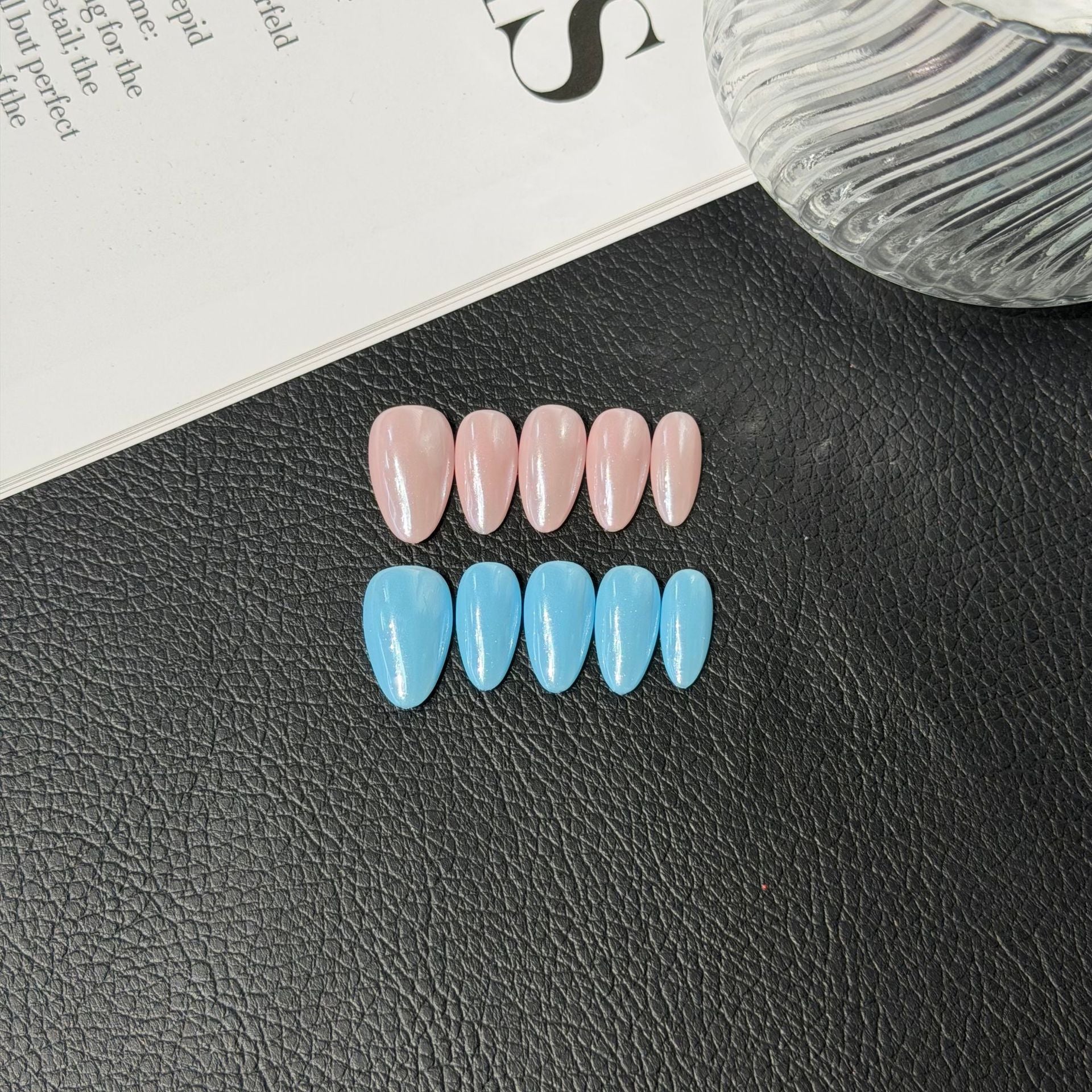 365nails: "Blossom & Sky" – 단색 수제 아몬드형 네일